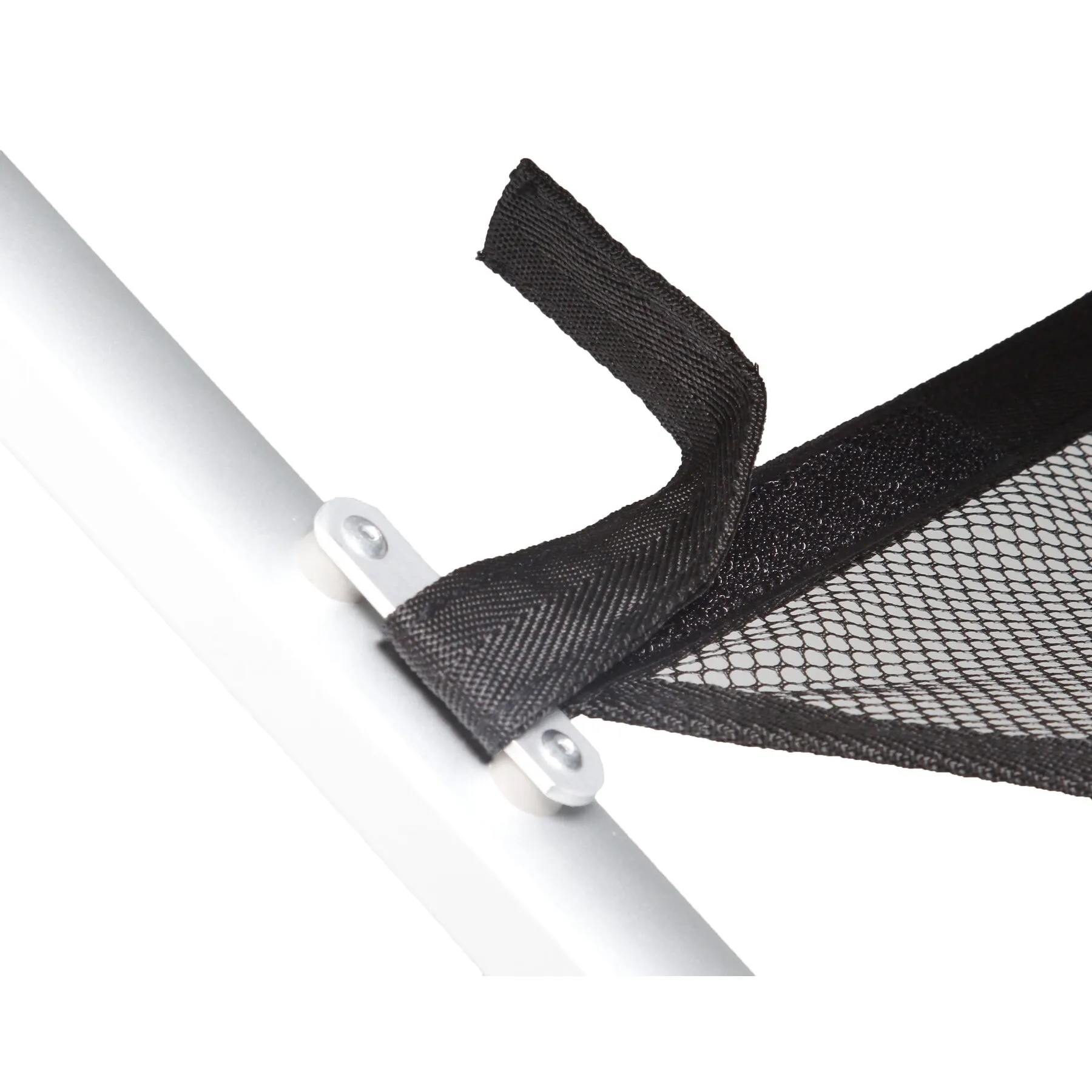 Detailaufnahme des schwarzen Netzgewebes mit Befestigungsband und silbernen Halterungen am weißen Rahmen des Rolltischs Accelerate 120 cm