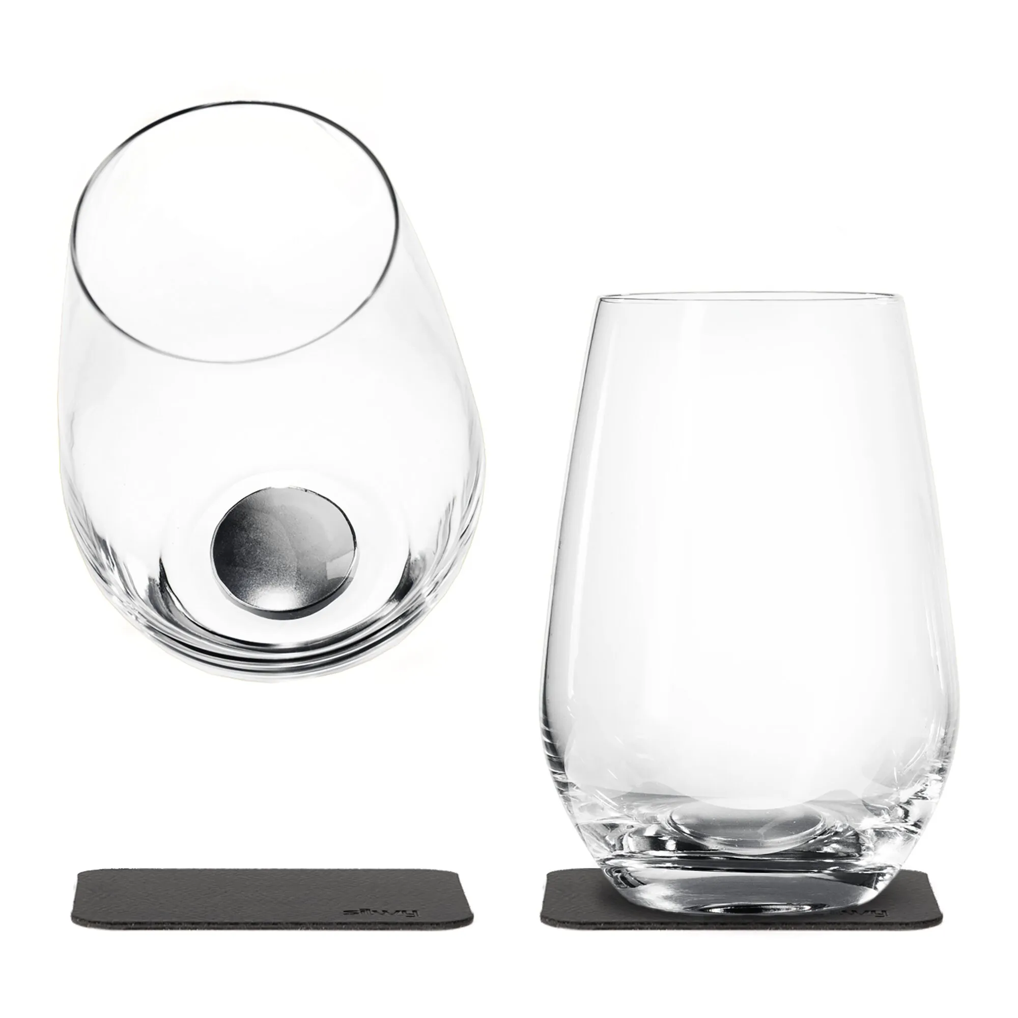 Zwei transparente Magnet-Kristallgläser für Longdrinks mit sichtbaren Metallscheiben im Glasboden auf schwarzen Untersetzern