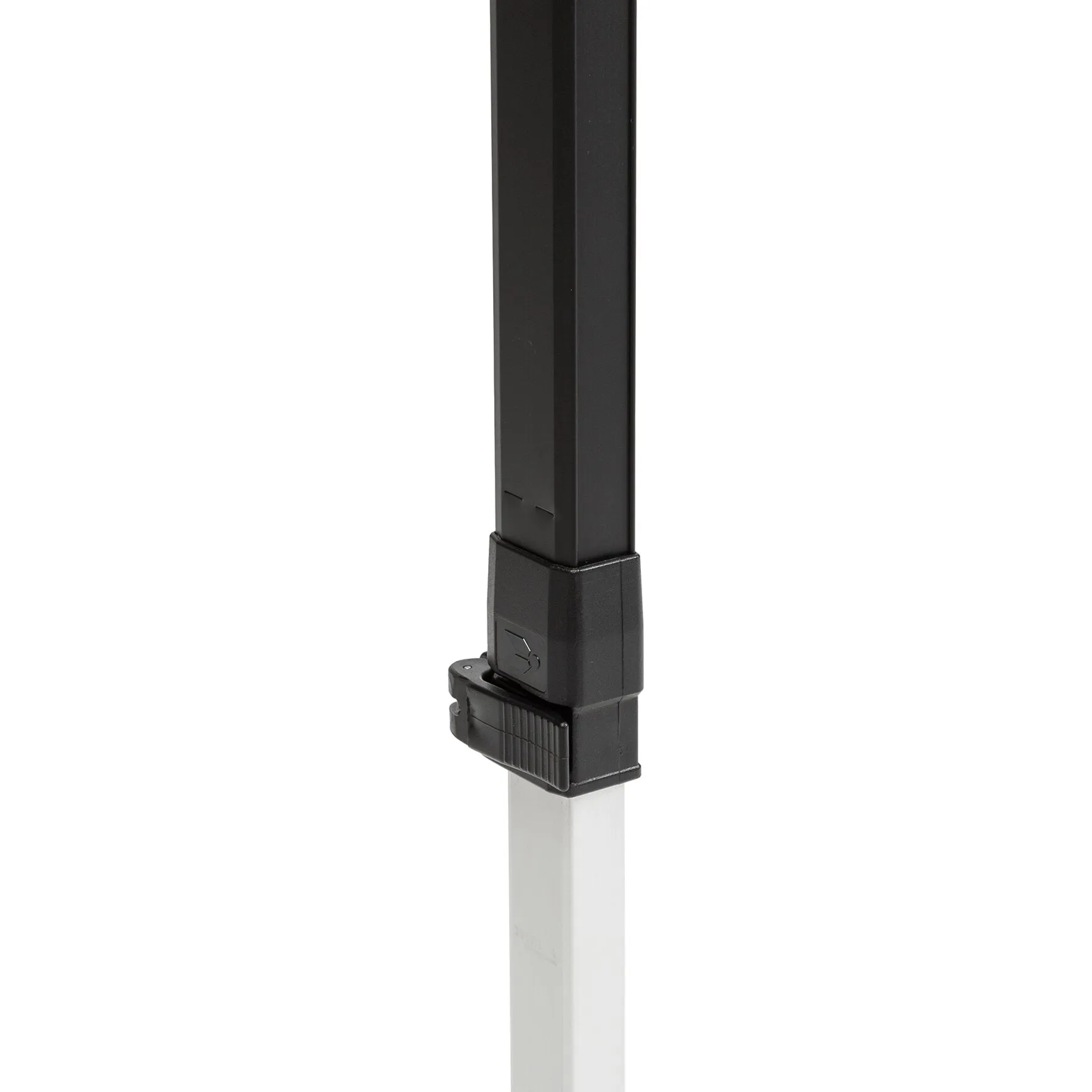 Detailaufnahme eines schwarzen Tischbeins mit klappbarer Verriegelung und höhenverstellbarem silberfarbenem Teleskoprohr am Klapptisch Dinemic, 126 cm
