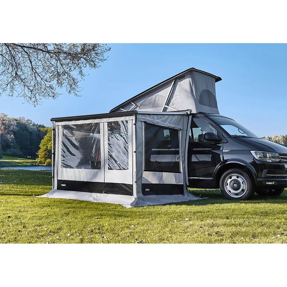Schwarzer Campingbus mit ausgefahrenem Thule Residence G3 T5/T6 Vorzelt und Aufstelldach auf einer Wiese