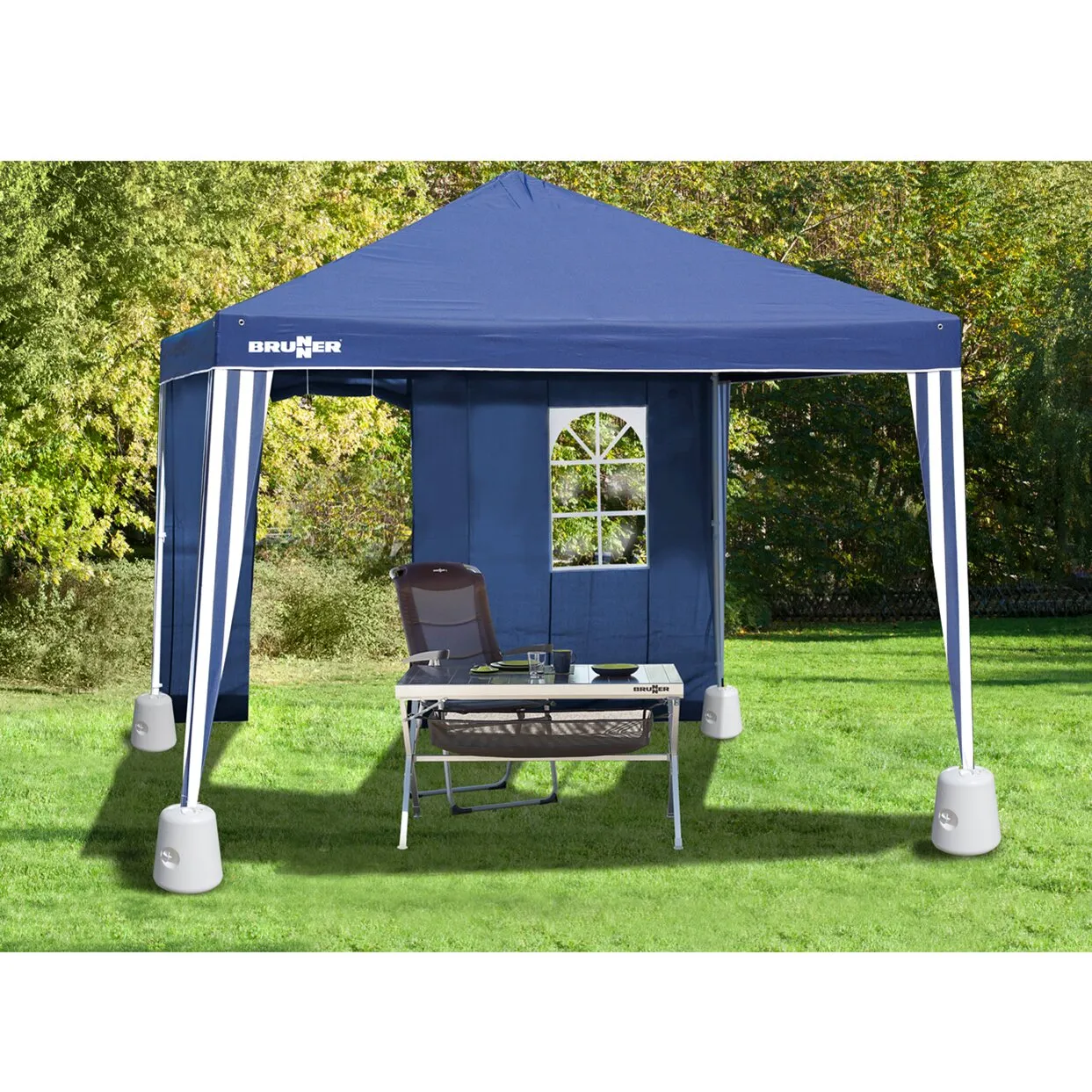 Vier weiße Pavillonständer Base an den Beinen eines blauen Brunner-Pavillons mit Tisch und Stuhl im Garten
