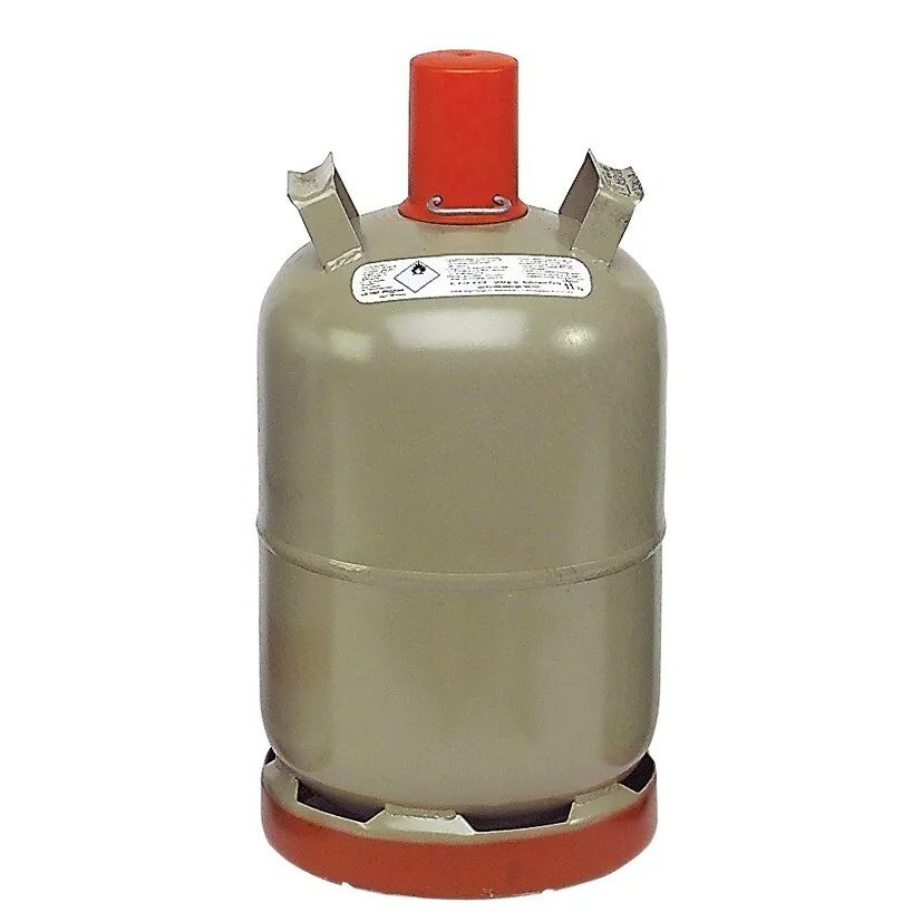 Graue 11-kg-Gasflasche aus Metall mit rotem Schutzkragen, rotem Ventildeckel und sichtbarem Gefahrstoffetikett vor weißem Hintergrund