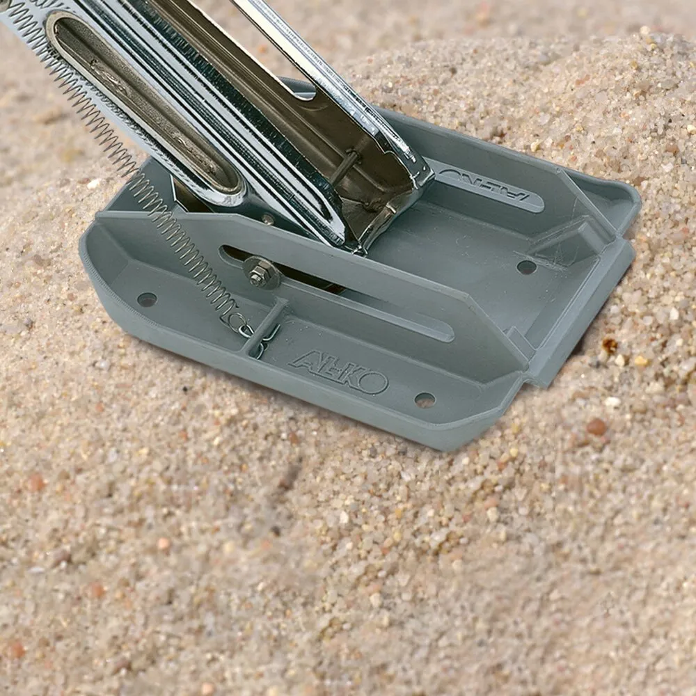 Grauer Abstützfuß big foot™ von AL-KO mit Metallstütze auf sandigem Untergrund, Detailansicht der Federmechanik