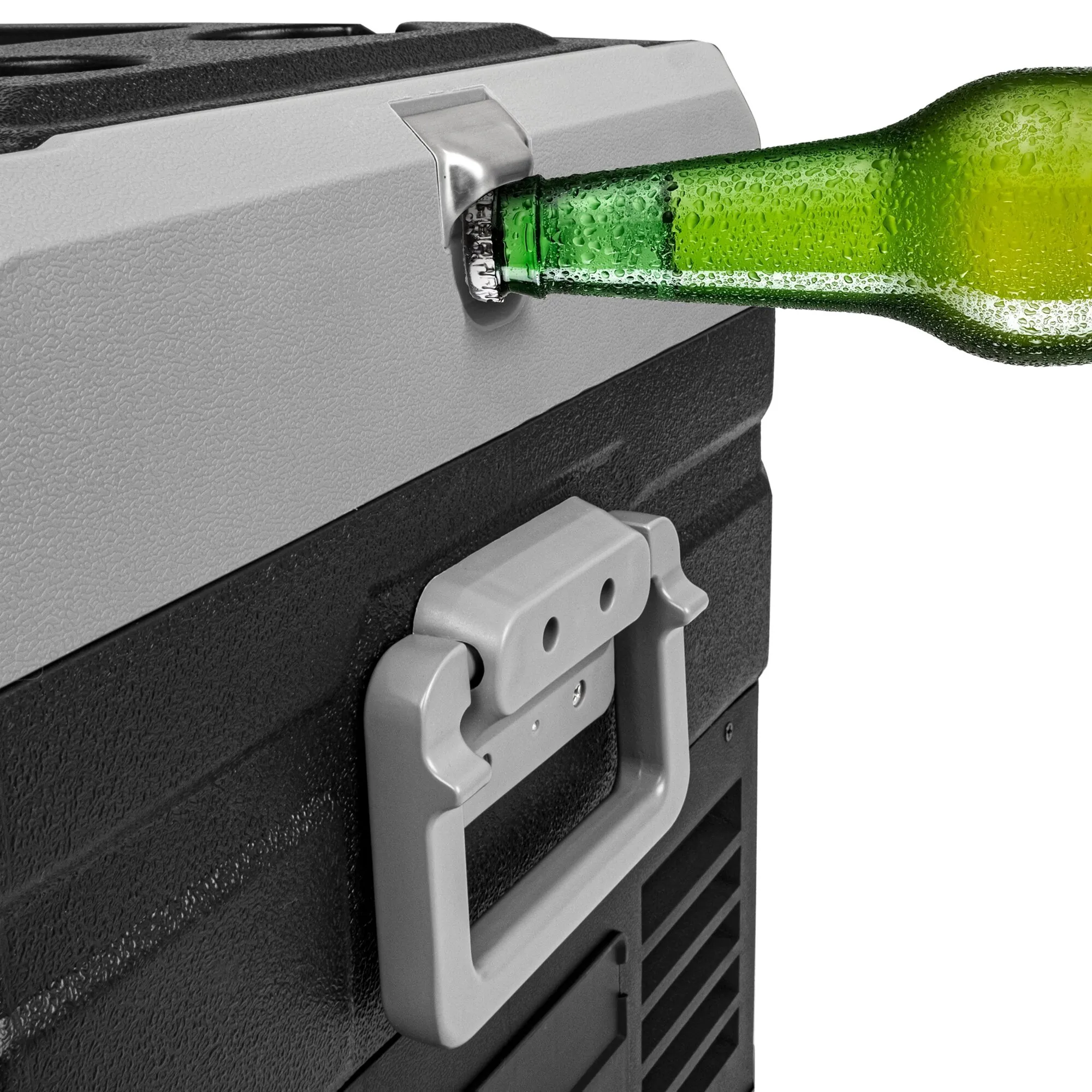 Detailaufnahme der schwarzen und grauen Kühlbox Polarys Freeze DZ mit Tragegriff und Flaschenöffner, an dem eine grüne Flasche angesetzt ist