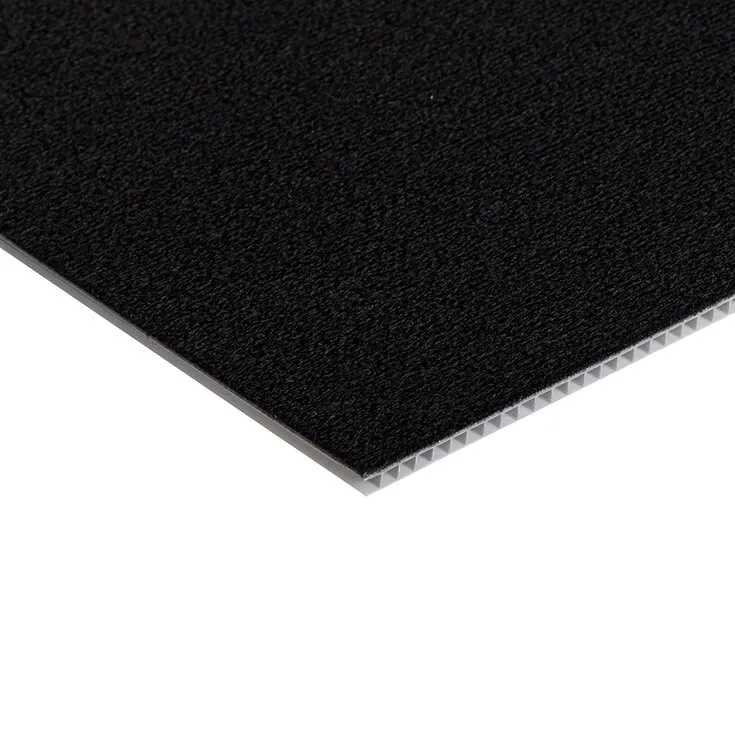 Schwarze rechteckige Vario-System-Matte Basis II-b mit textiler Oberfläche und sichtbarer wabenförmiger Unterseite in Seitenansicht
