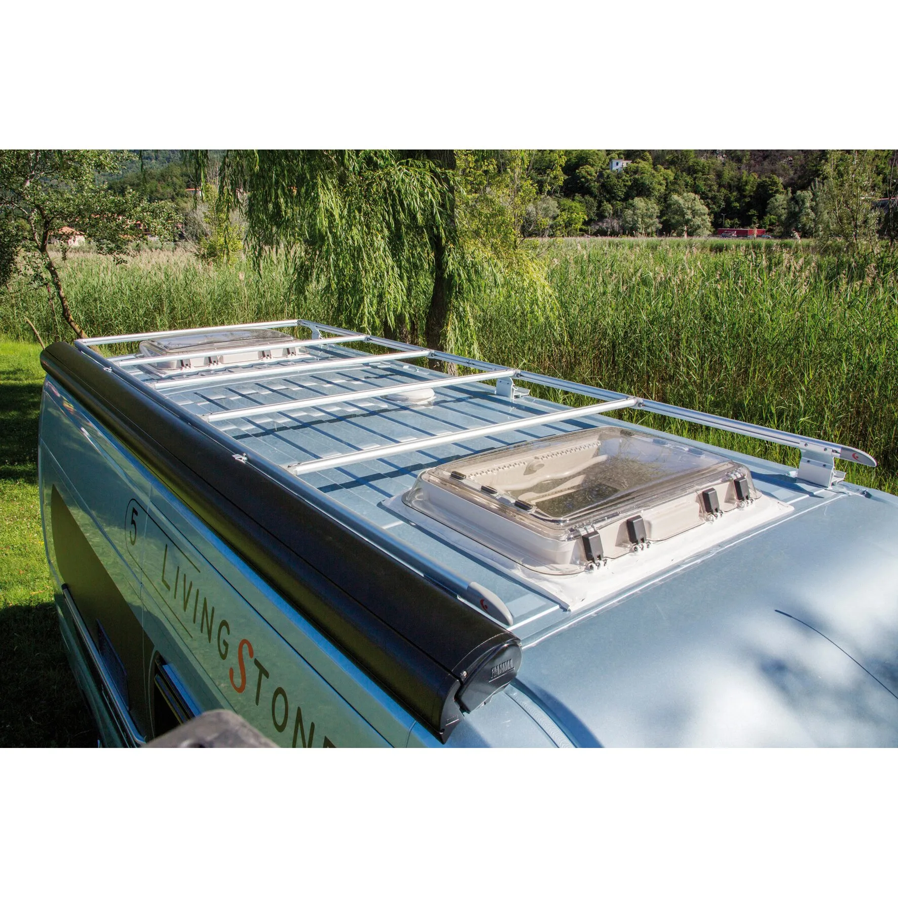 Silberne Dachreling Roof Rail Ducato Maxi XL auf dem Dach eines Transporters mit zwei Dachluken und Querstreben