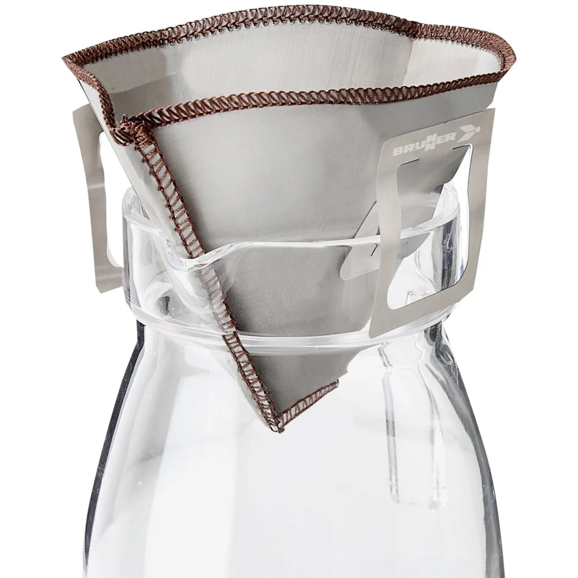 Wiederverwendbarer Kaffeefilter Amigo aus grauem Textilgewebe mit brauner Naht und Metallhalterung auf einer Glaskanne