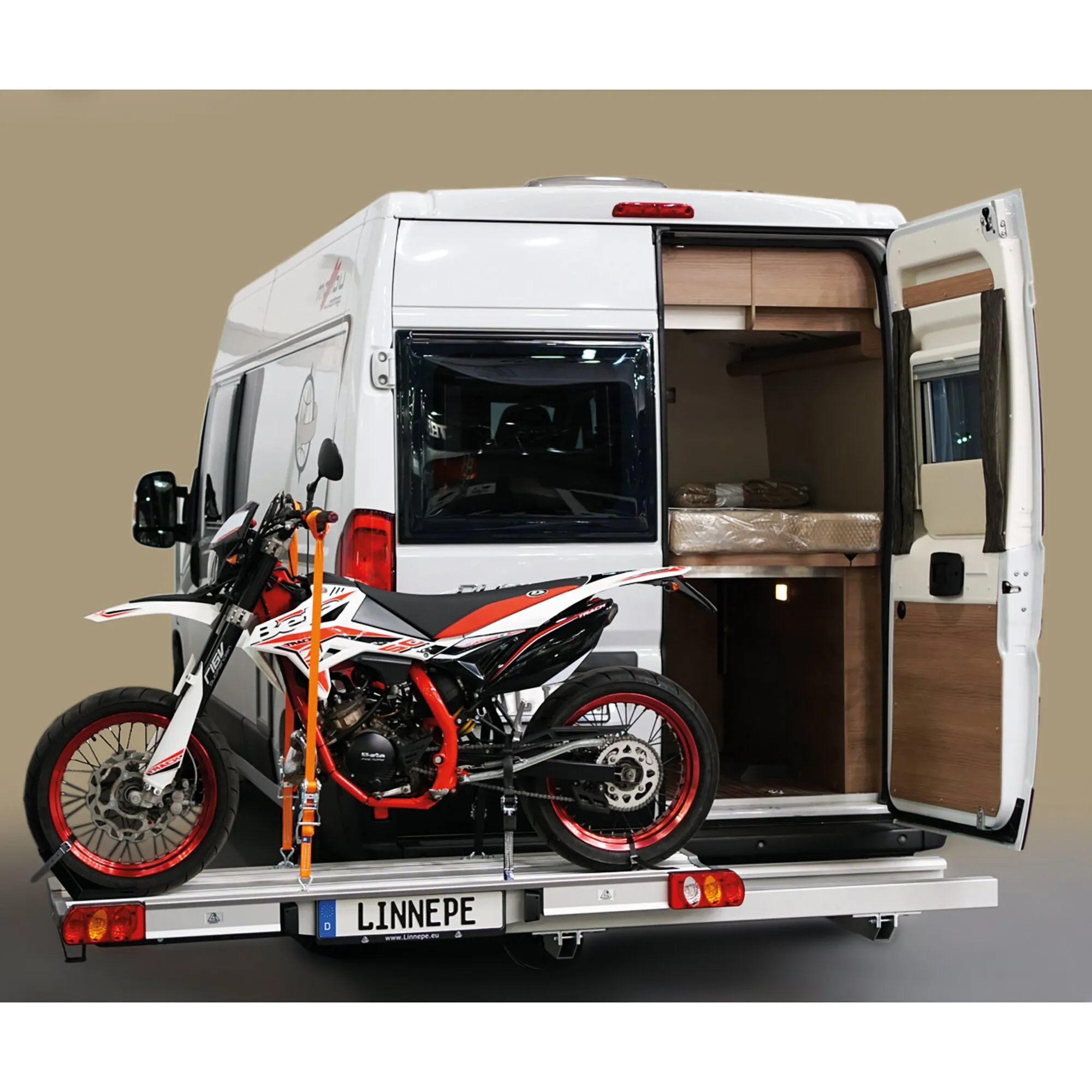 Linnepe SlidePort Lastenträger am weißen Fiat Ducato mit festgezurrtem Motorrad und geöffneten Hecktüren
