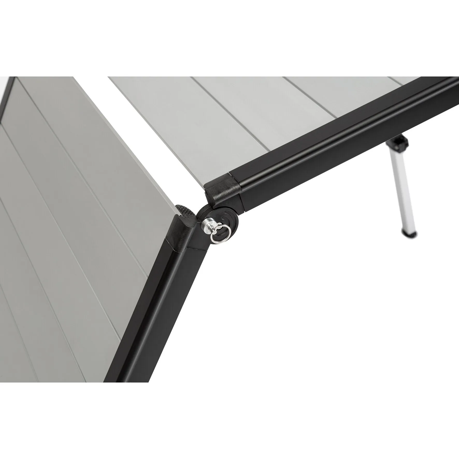 Detailaufnahme des Klapptischs Dinemic, 126 cm, mit grauer Tischplatte, schwarzem Rahmen und sichtbarem Klappgelenk