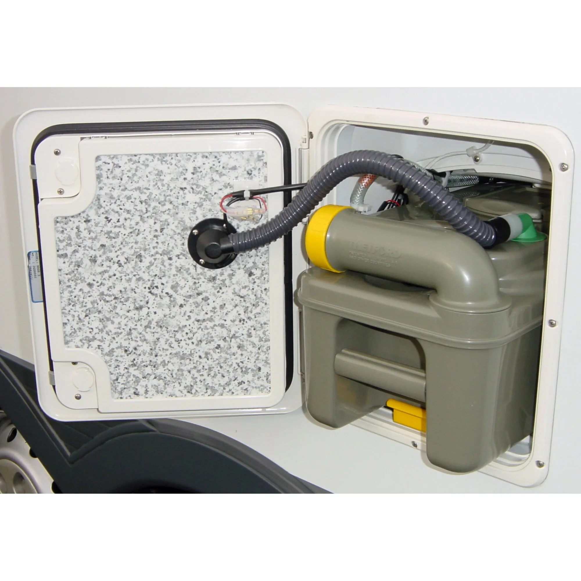 Innenansicht einer geöffneten weißen C200-WC-Tür mit elektrischer Entlüftung, Abluftschlauch und angeschlossenem Toilettensystem