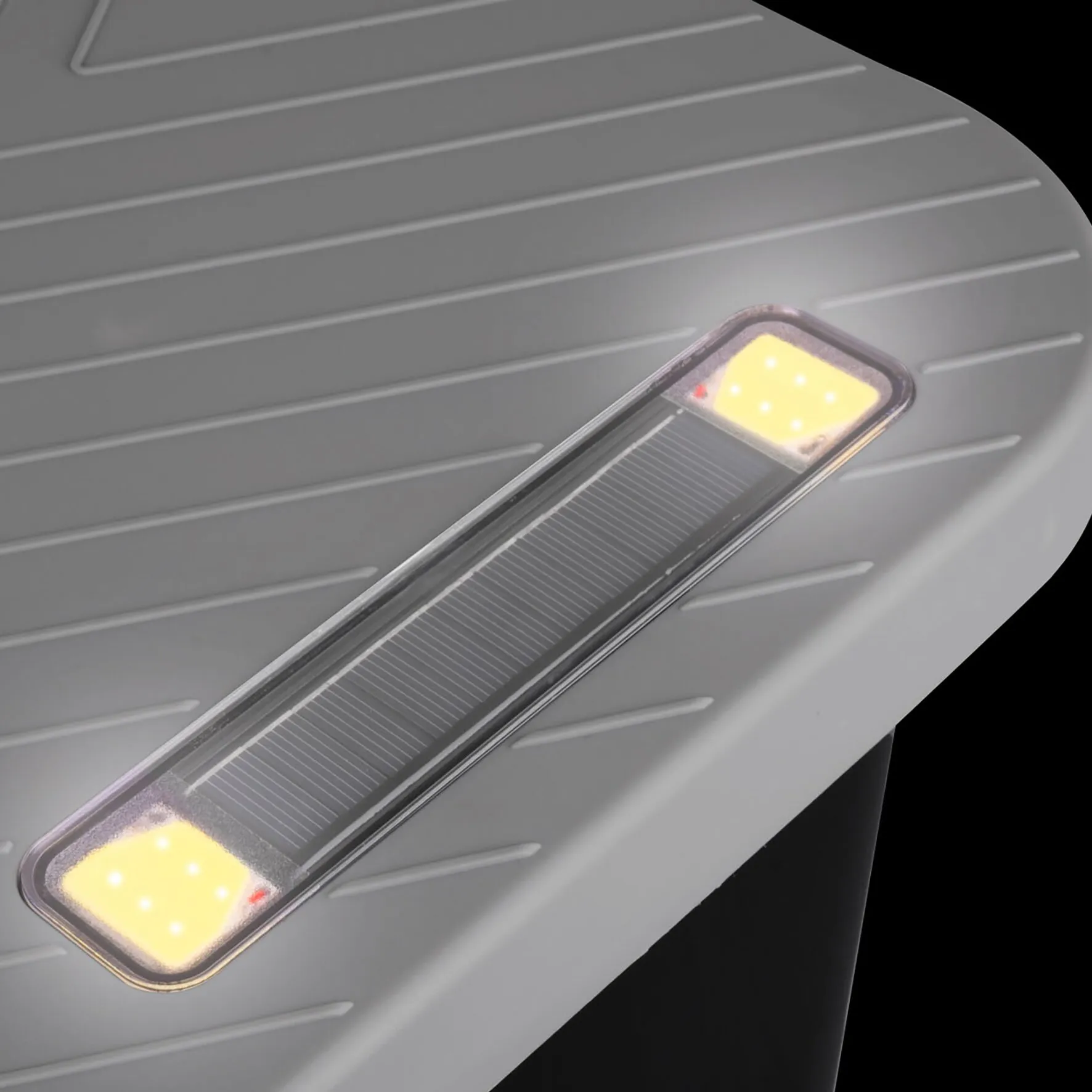 Graue Trittstufe Boxstep NG mit rutschhemmender Oberfläche und integrierter LED-Beleuchtung an beiden Enden