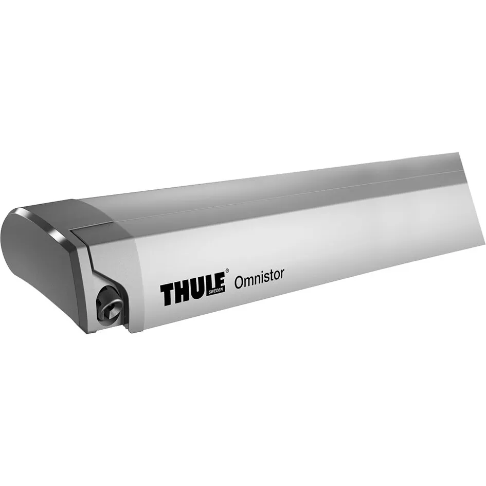 Thule Omnistor 6300 Markise in eloxiertem Mystic Grau, geschlossenes Gehäuse in schräger Seitenansicht, 3,50 m breit