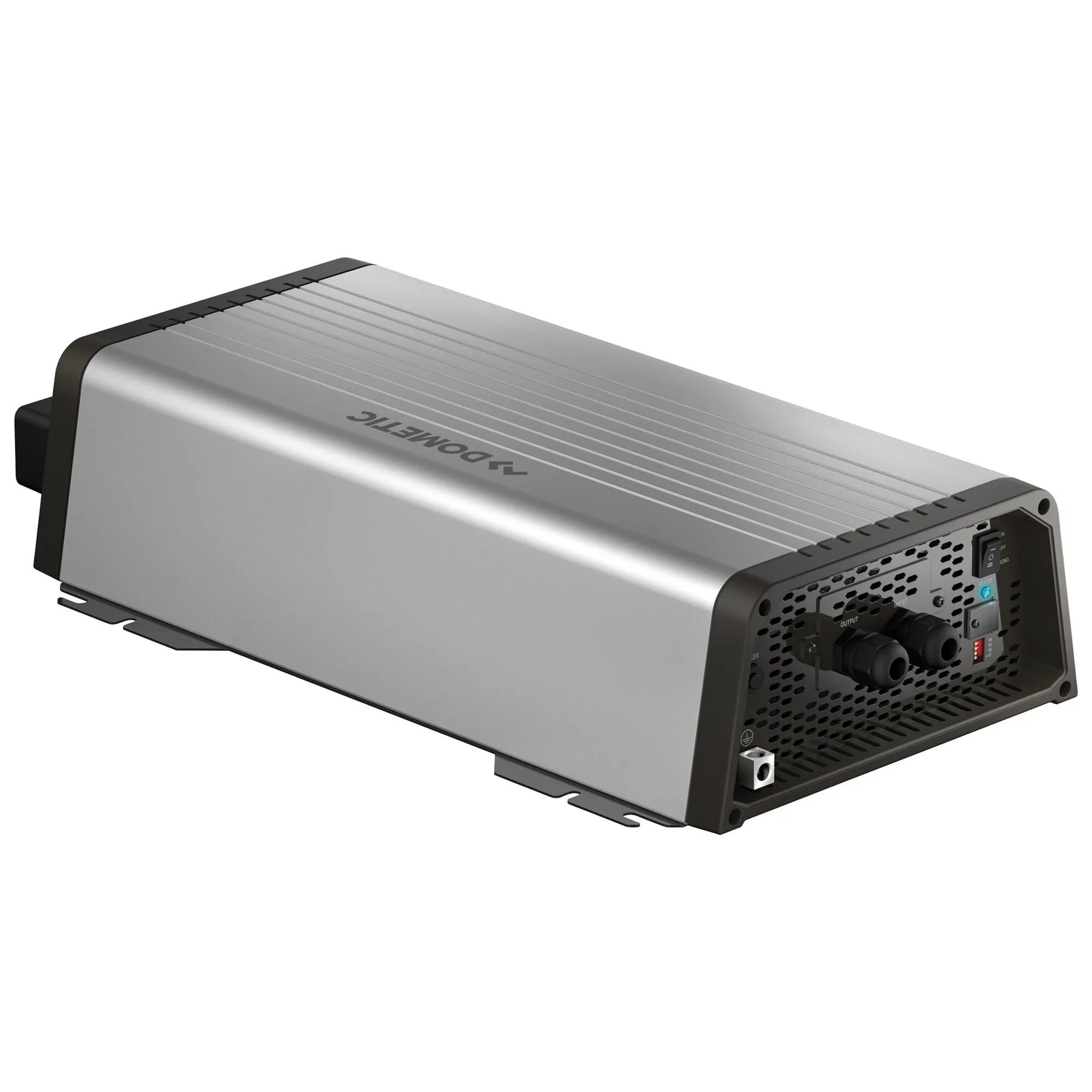 Sinus-Wechselrichter SinePower DSP-T von Dometic, silbernes Gehäuse mit Kühlrippen, Lüftergitter, Schalter und Anschlüssen an der Vorderseite
