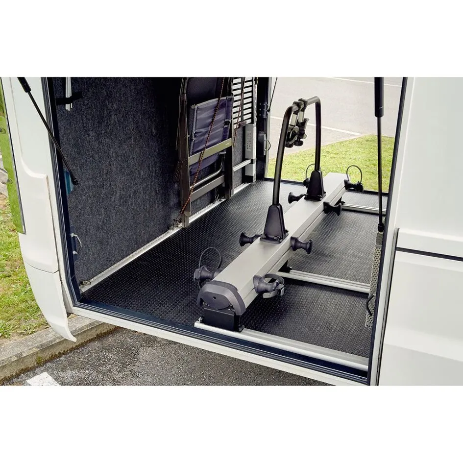 Thule VeloSlide Short Version als grauer Fahrradträger mit zwei Haltebügeln im Heck eines Transporters 
