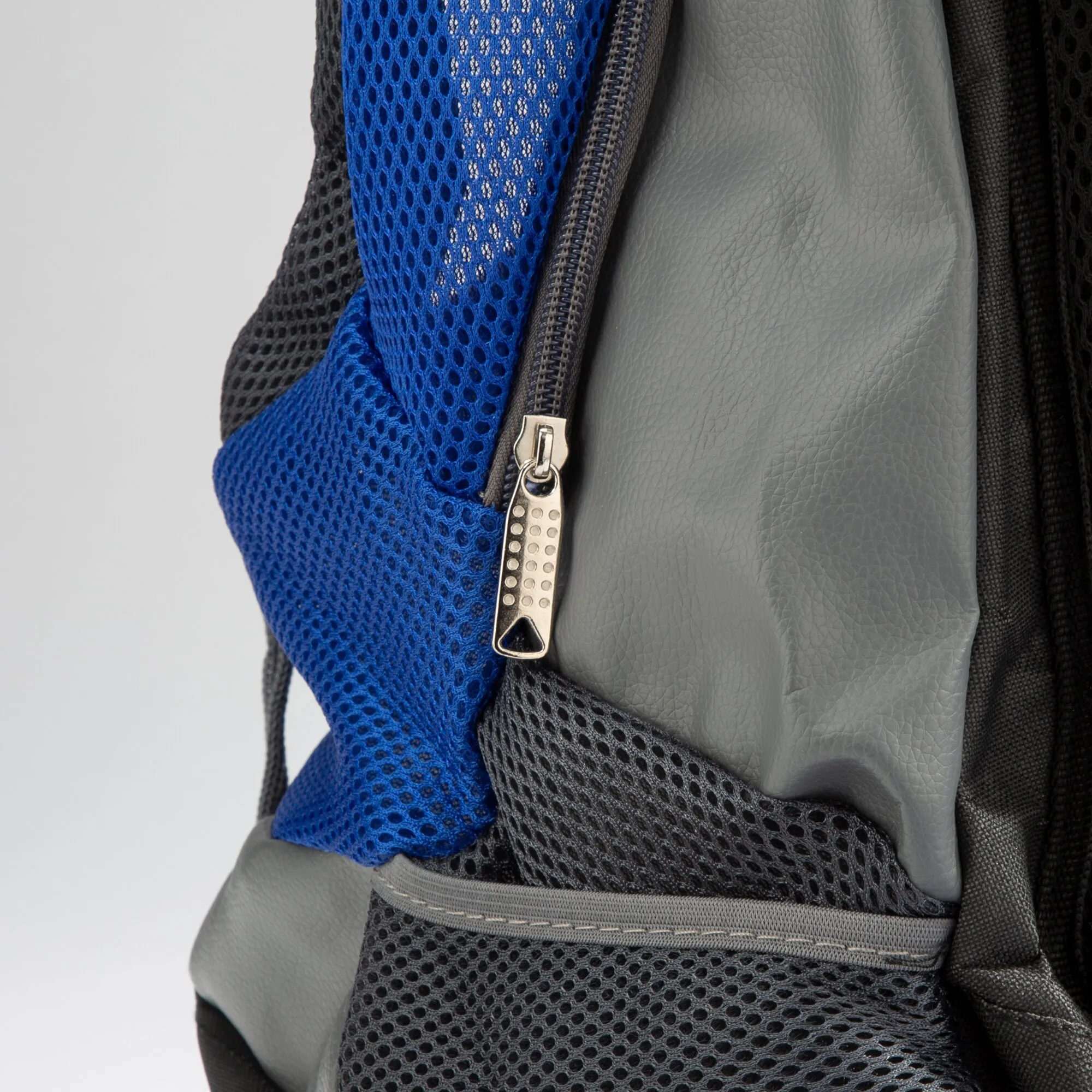 Detailaufnahme eines grauen Hunderucksacks mit blauem und schwarzem Mesh-Gewebe, Reißverschluss und gepolsterten Trägern