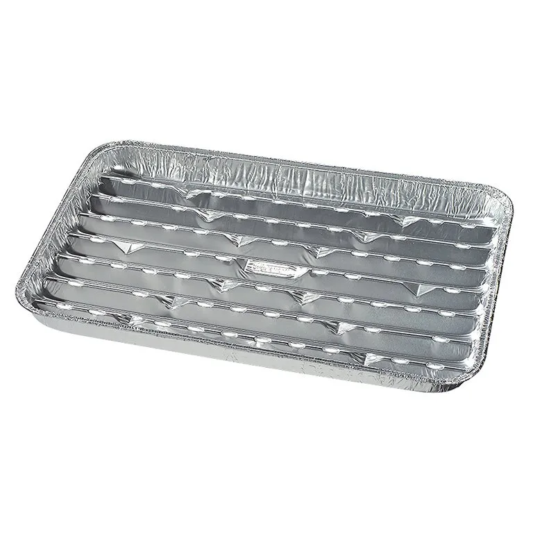Silberne rechteckige Grillpfanne aus Aluminium mit abgerundeten Ecken und erhöhten Grillrippen, Innenansicht in Schrägansicht