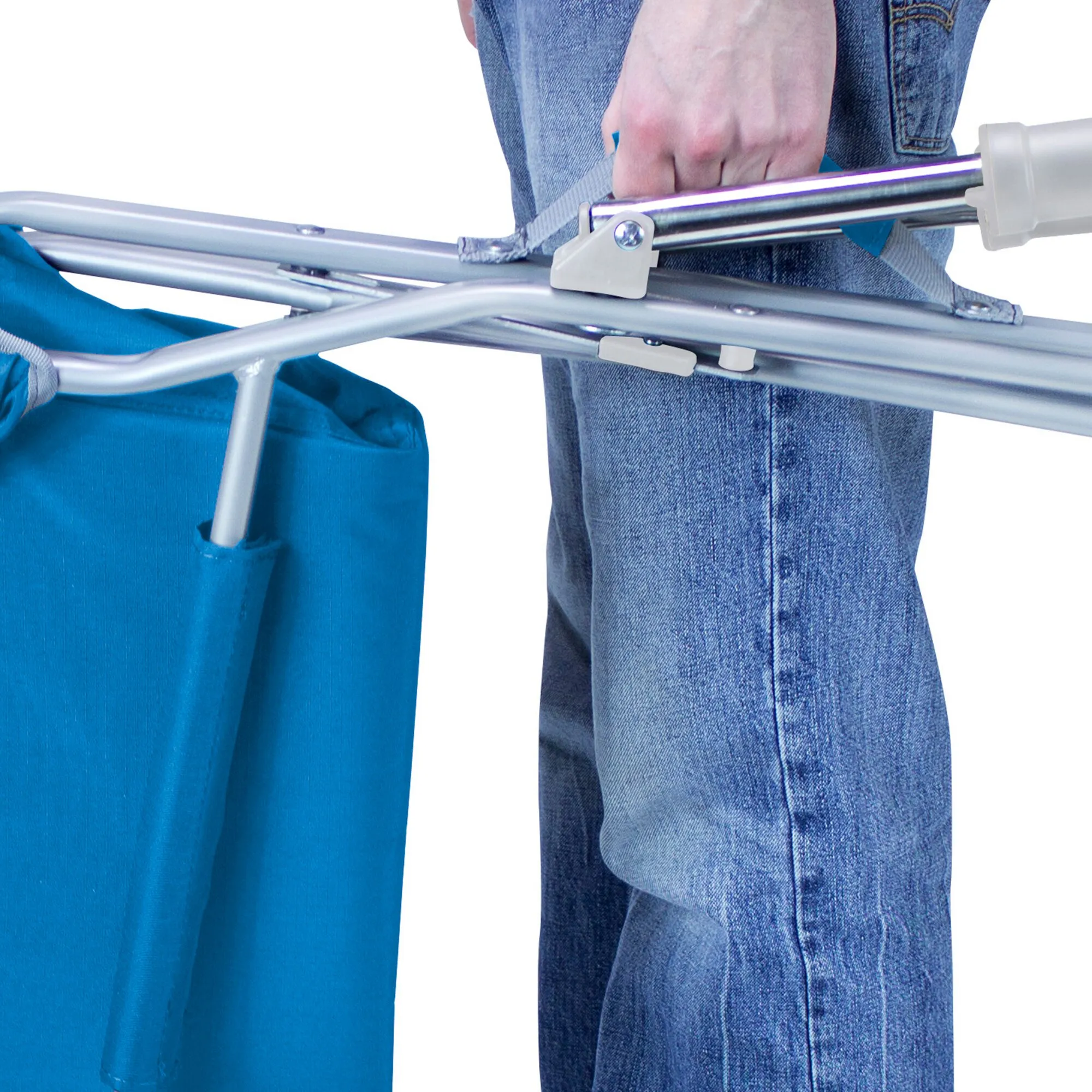 Detailaufnahme des blauen Camping-Schaukelstuhls Beach Rocker™ mit silbernem Klapprahmen und Verriegelungsmechanismus in der Hand einer Person