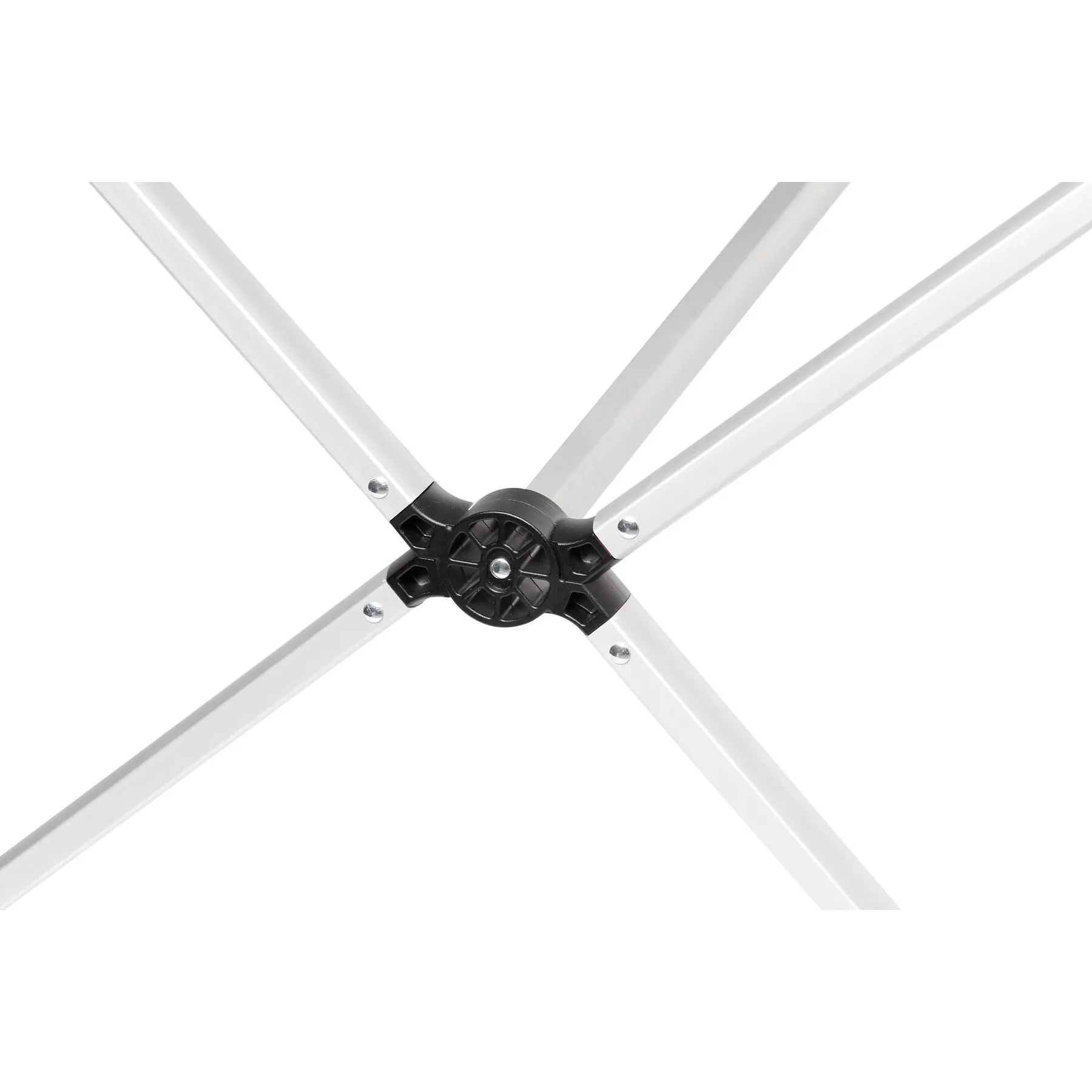 Detailaufnahme des silbernen Kreuzgestells mit schwarzem Gelenkmechanismus vom Rolltisch Accelerate 120 cm