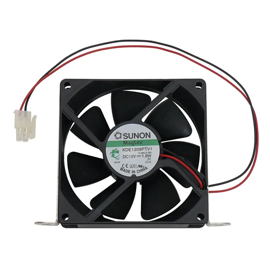 Schwarzer 120-mm-Ventilator von Thetford mit sieben Rotorblättern, roten und schwarzen Anschlusskabeln sowie Montagewinkeln