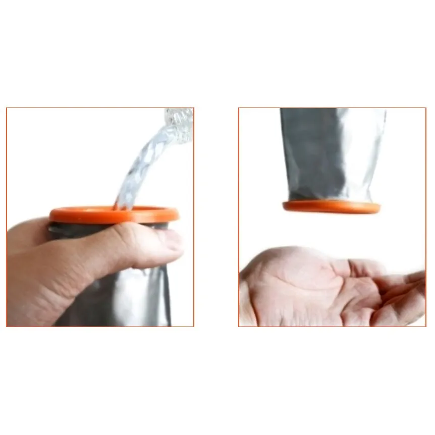 Taschen-WC roadbag® mit orangefarbenem Verschluss beim Befüllen und Öffnen per Hand 
