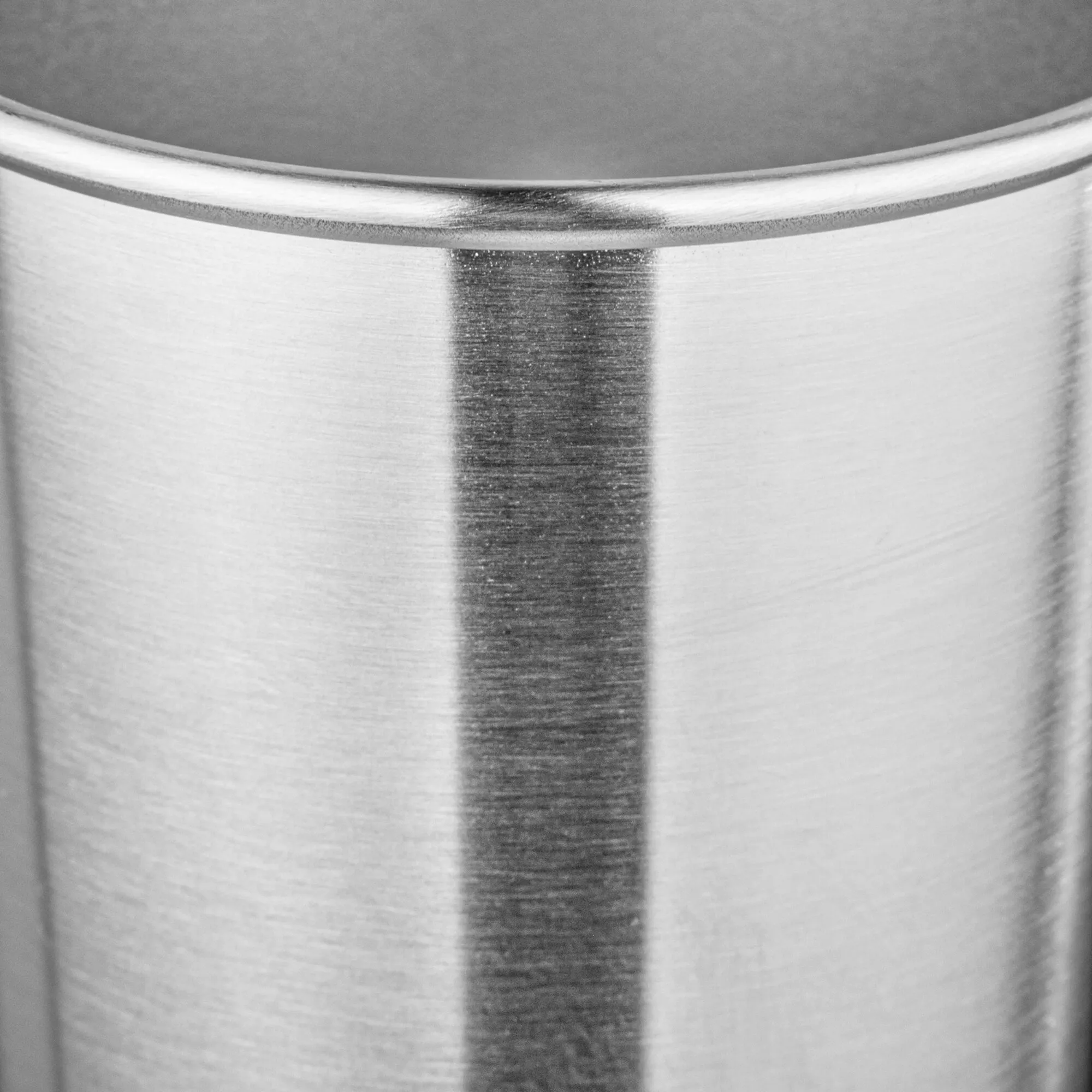 Detailaufnahme des silberfarbenen Pint Cups aus Metall mit gebördeltem Rand und gebürsteter Oberfläche