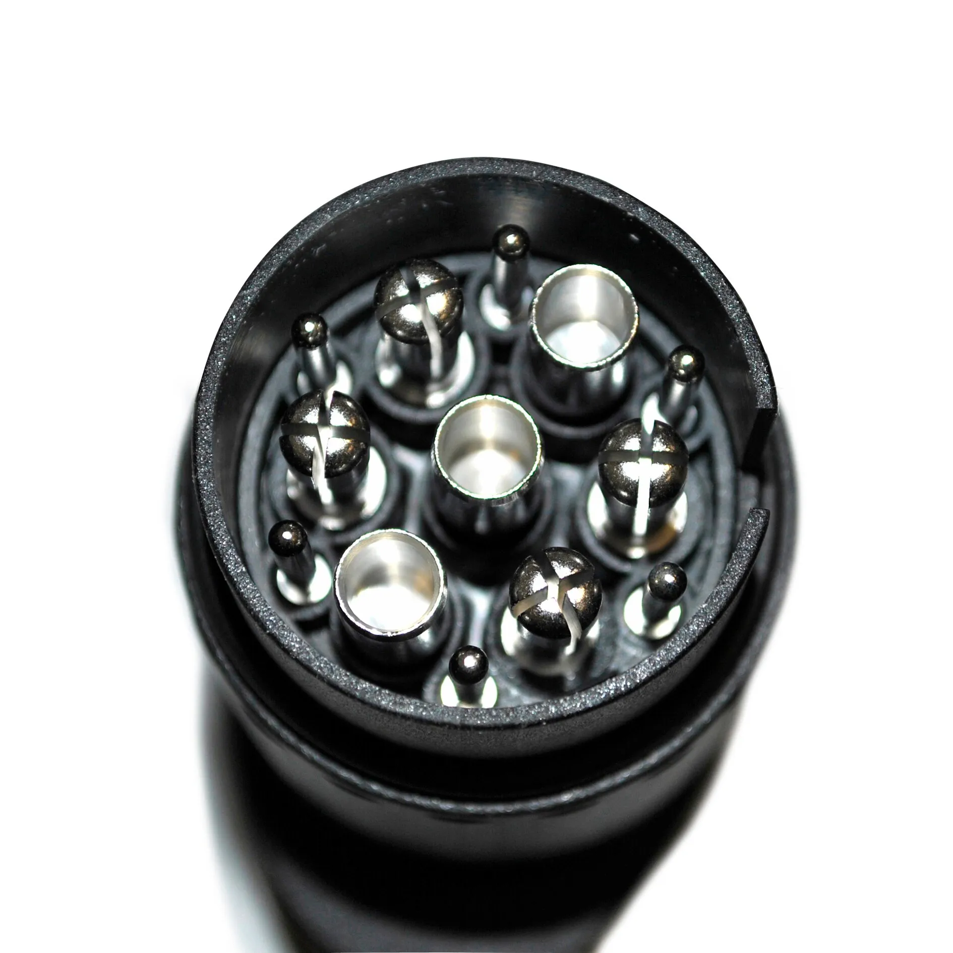 Schwarzer Multicon-West-Stecker in Detailansicht mit mehreren runden Metallkontakten und Kontaktbuchsen inside
