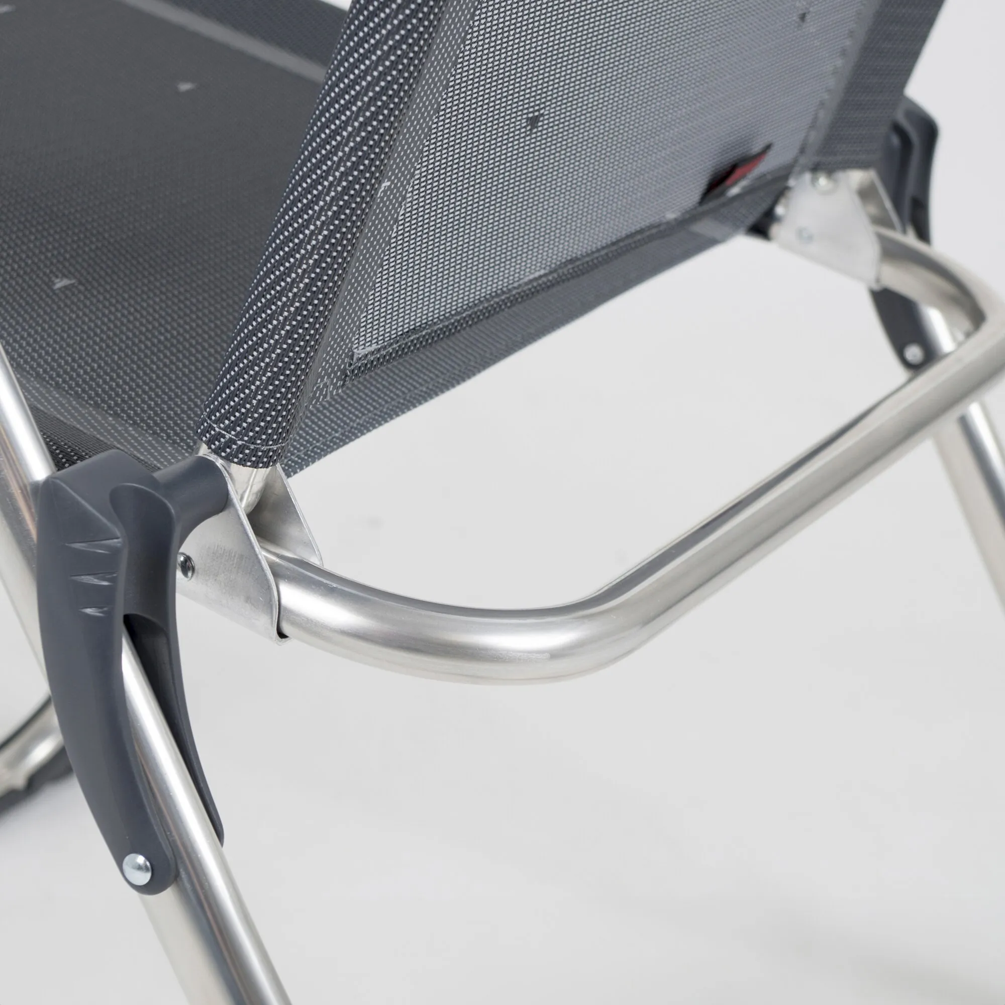Detailaufnahme des Campingstuhls AL/213 Classic mit schwarzem Netzgewebe, silbernem Metallrahmen und schwarzen Kunststoffbeschlägen