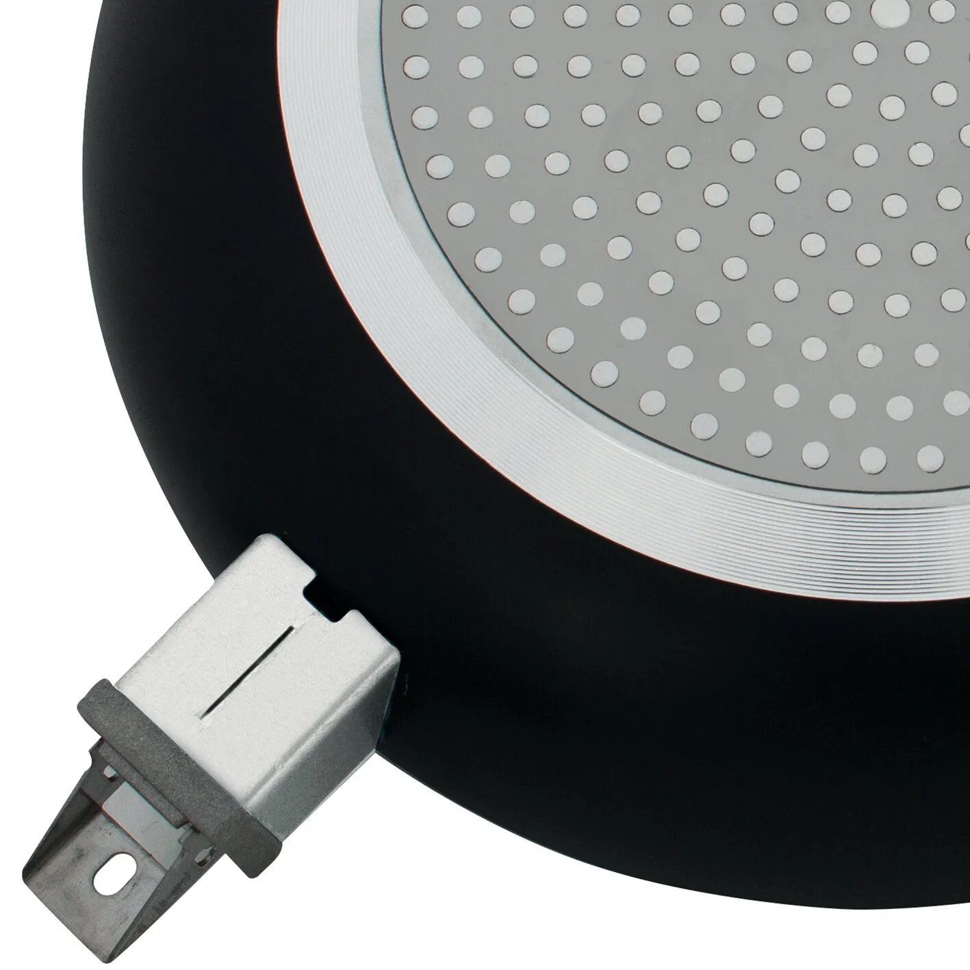 Detailansicht eines schwarzen Aluminium-Woks mit silbernem, perforiertem Boden und sichtbarer Metallhalterung an der Seite