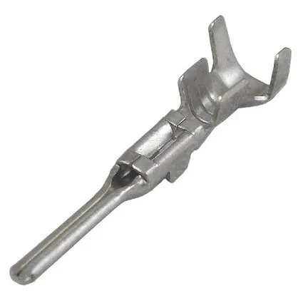 Silberner Superseal-Kontakt als Stift mit langem Anschlussstift und zwei seitlichen Rastlaschen in schräger Ansicht