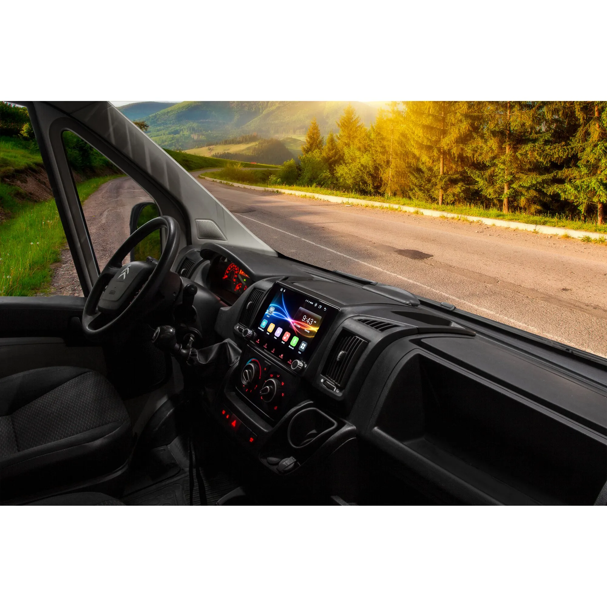 ESX Vision VNC945 DBJ 4G Navigationssystem mit Touchscreen im Armaturenbrett eines Transporters auf einer kurvigen Bergstraße