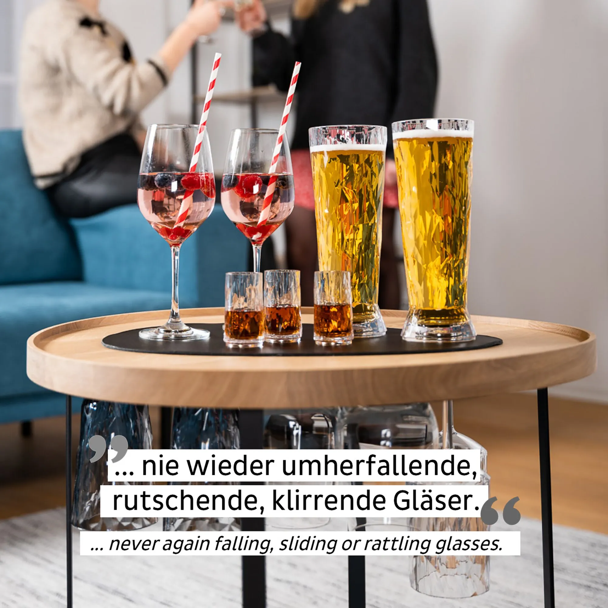 Schwarzes rechteckiges Metall-Nano-Gel-Platzset auf einem Beistelltisch, darauf Wein-, Bier- und Whiskygläser stehen