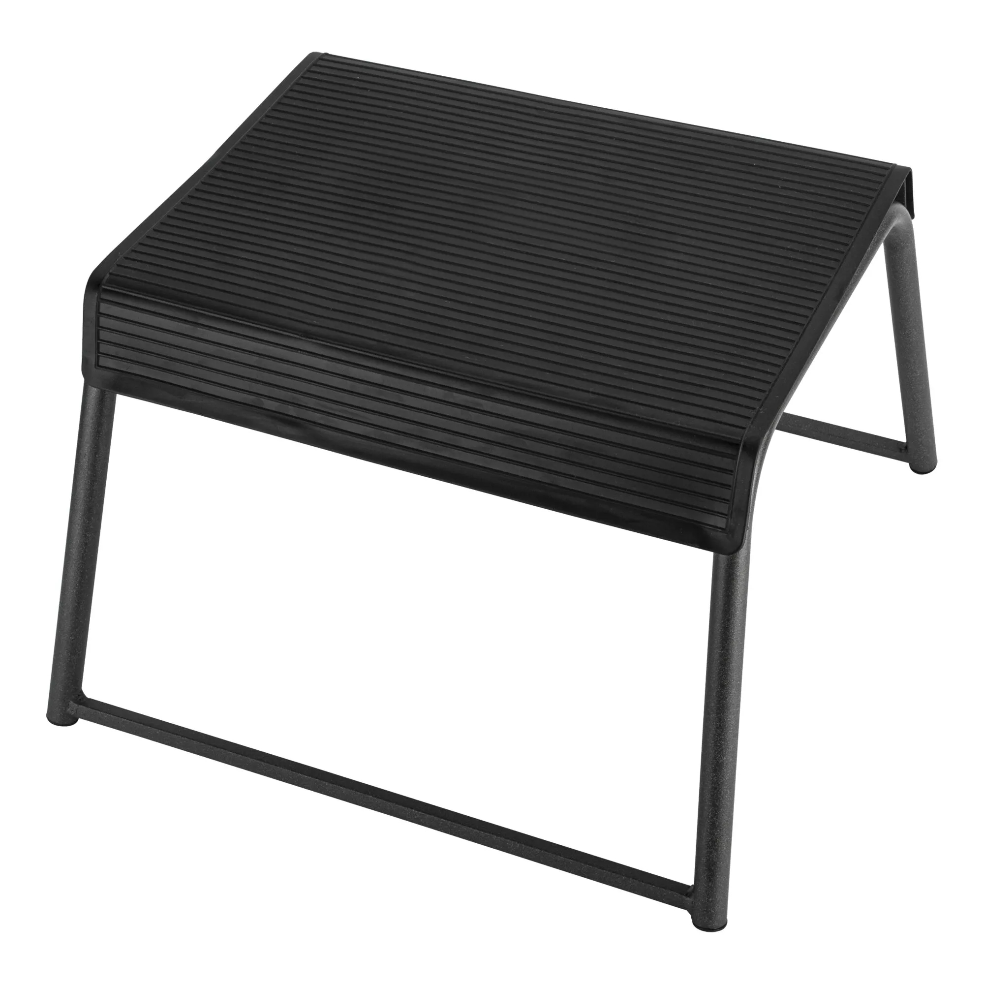 Schwarze Trittstufe Standard mit geriffelter Auftrittsfläche und vier stabilen Metallbeinen in schräger Vorderansicht