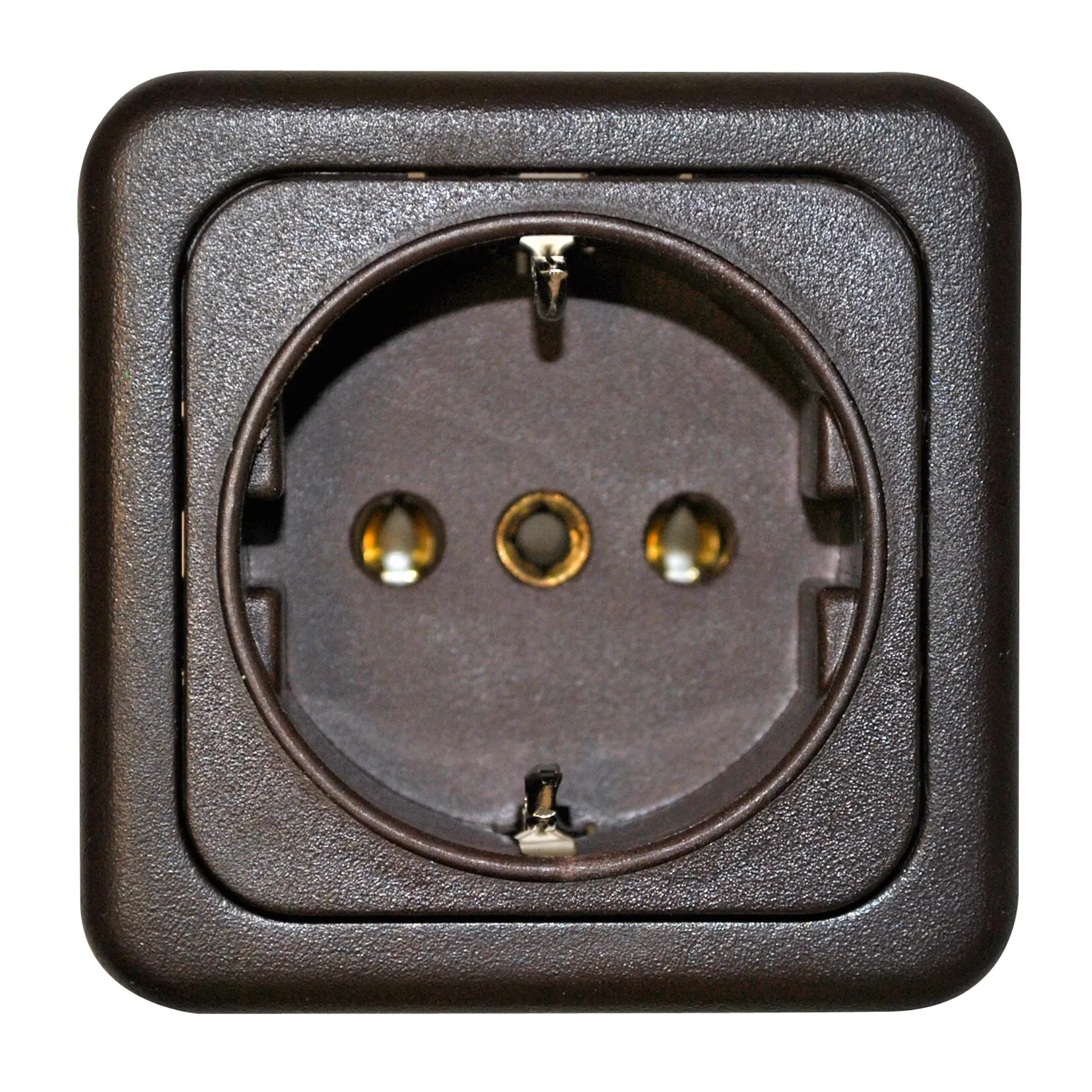 Braune Schuko-Steckdose ohne Deckel mit rundem Einsatz und drei sichtbaren Kontaktöffnungen in quadratischem Rahmen