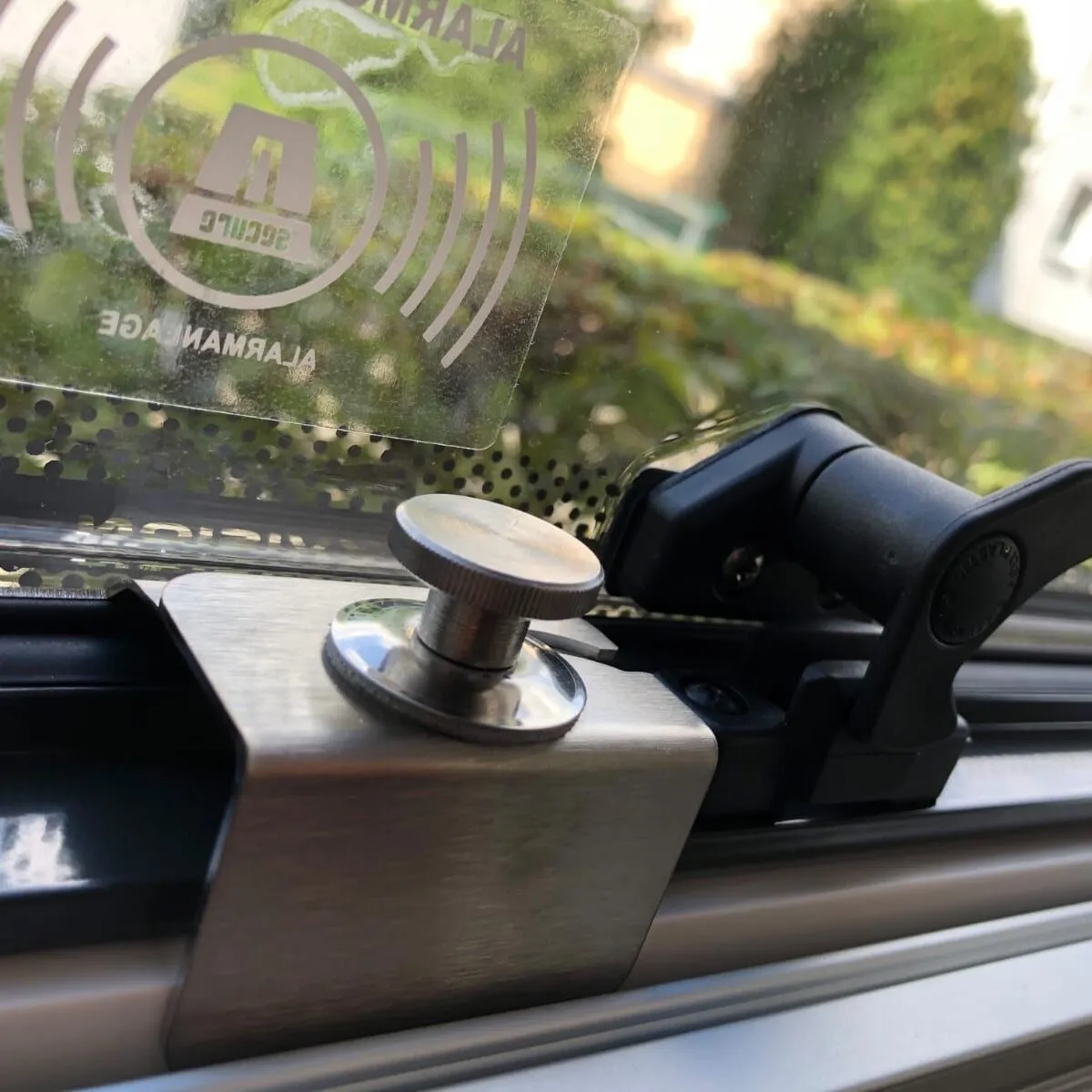 Detailaufnahme eines montierten Sicherheitsprofils aus gebürstetem Metall am Ausstellfenster S10 Deluxe 1200 im Fahrzeugાન્ય