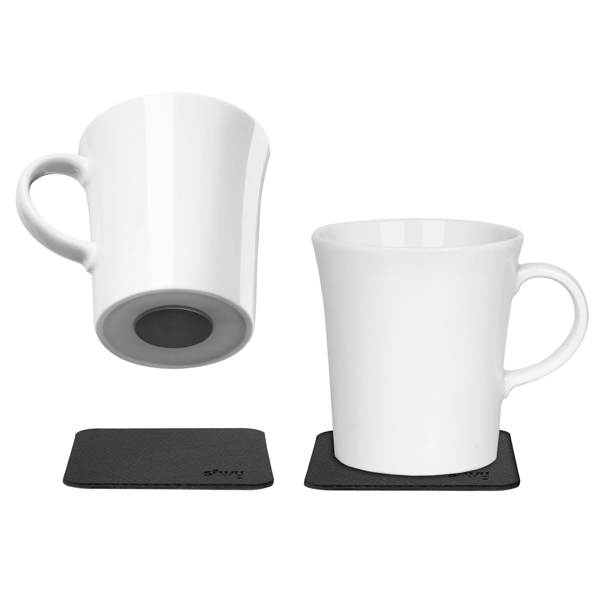 Weiße Porzellantasse mit Henkel auf schwarzer Magnetunterlage sowie Unterseite mit sichtbarem Magneten und zweite Tasse auf Unterlage