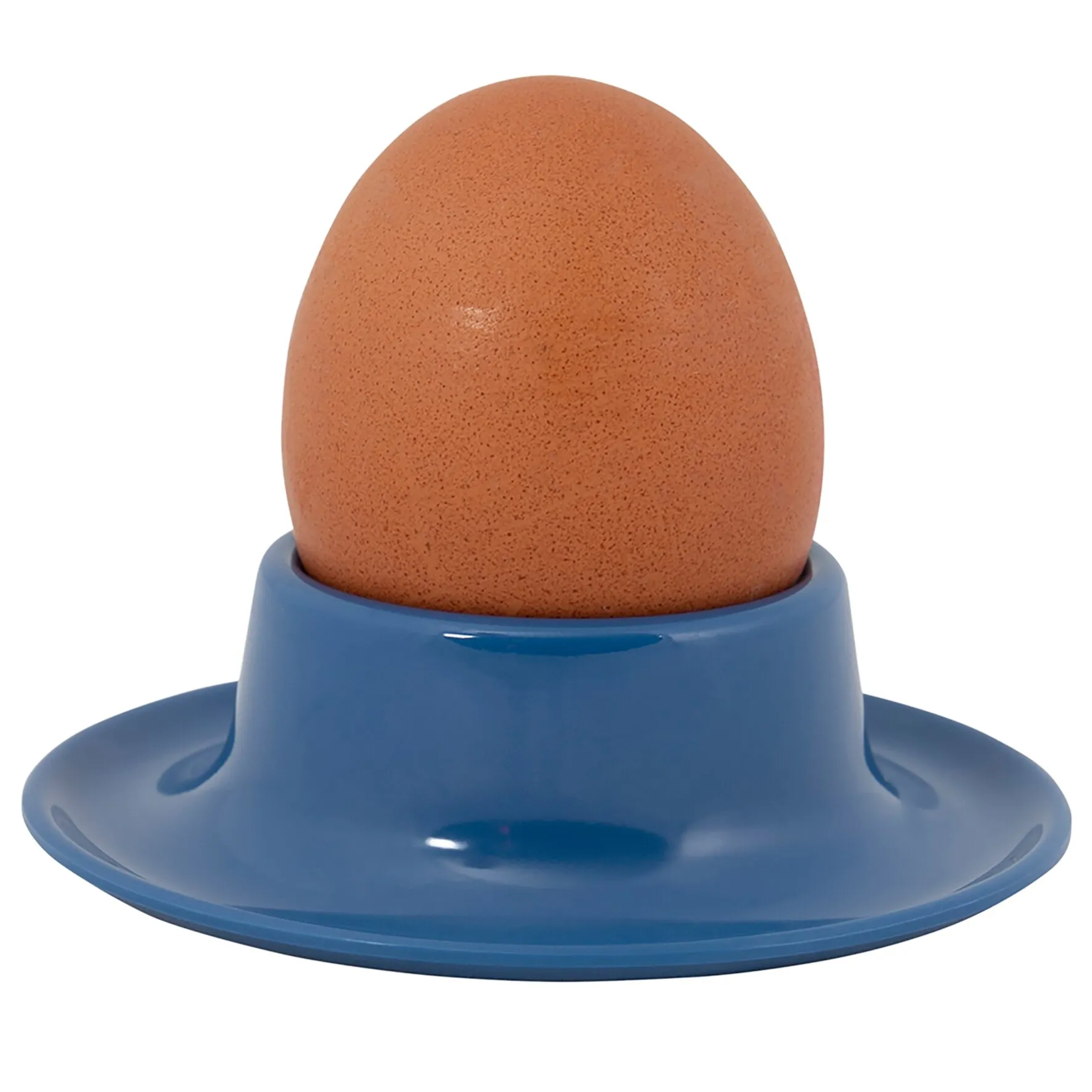 Blauer Eierbecher der Colour Line mit breitem Tellerrand, darin ein braunes Ei, vor weißem Hintergrund in Nahaufnahme