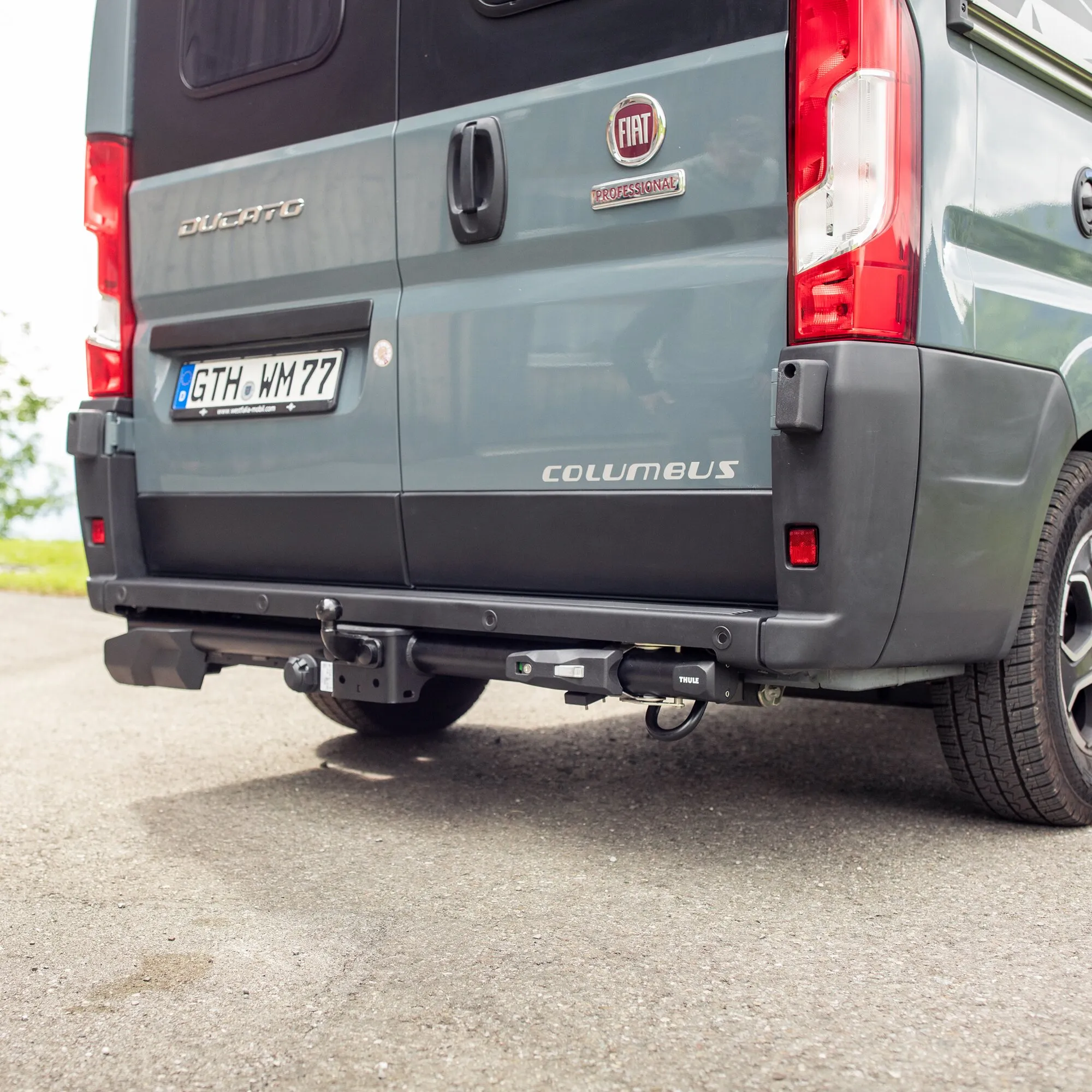Thule VeloSwing Anhängerkupplung am Heck eines Fiat Ducato mit sichtbarer Kugelkopf- und Schwenkmechanik