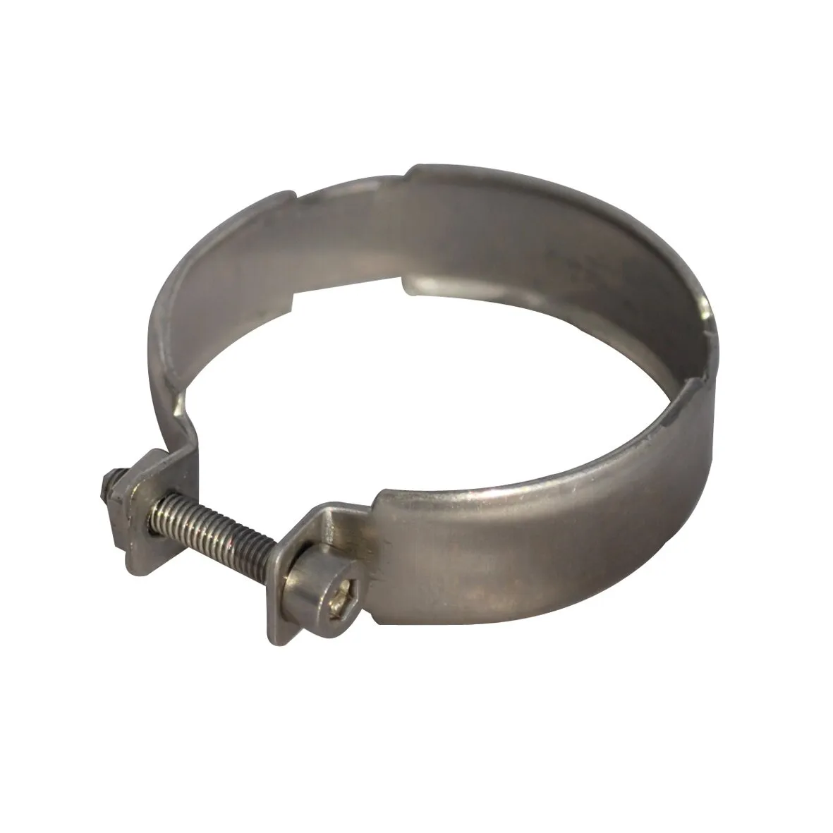 Metallene Abgasrohrschelle für WK24/WKM24 mit breitem Spannband, Gewindebolzen und zwei Verschlusslaschen in schräger Ansicht