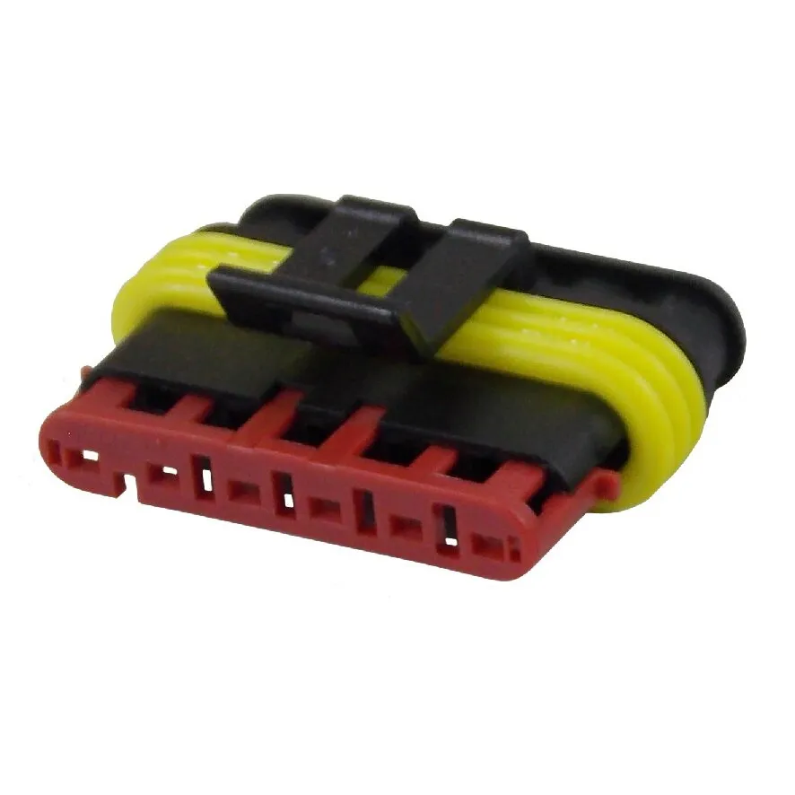 Schwarzes Superseal-Buchsengehäuse mit sechs Anschlüssen, roter Front, gelber Dichtung und schwarzem Verriegelungsbügel in Nahansicht