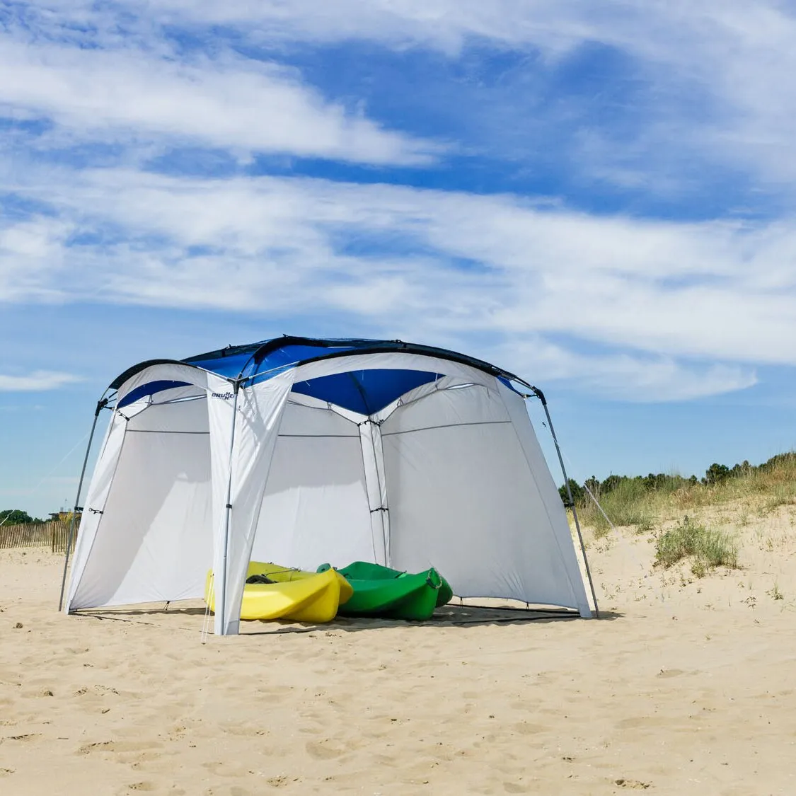 Leichtpavillon Medusa II, 300 cm, in Weiß und Blau am Sandstrand mit gelbem und grünem Kajak im Inneren
