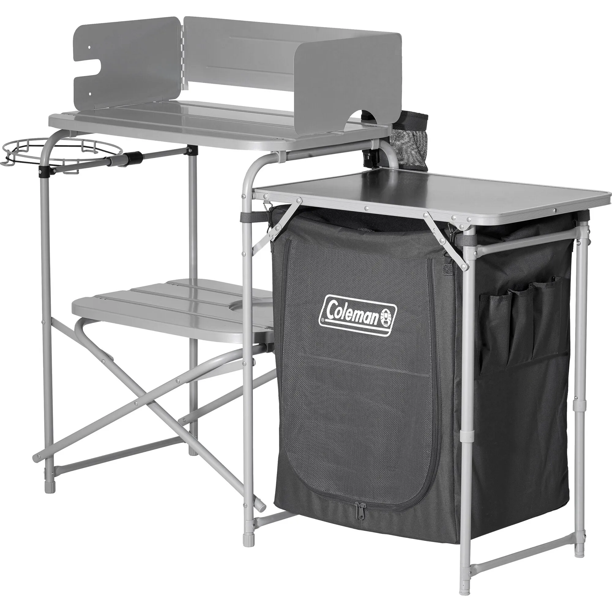 Graue Coleman-Campingküche mit Kochplatte, Windschutz, Ablageflächen und schwarzem Stauraum aus Stoff