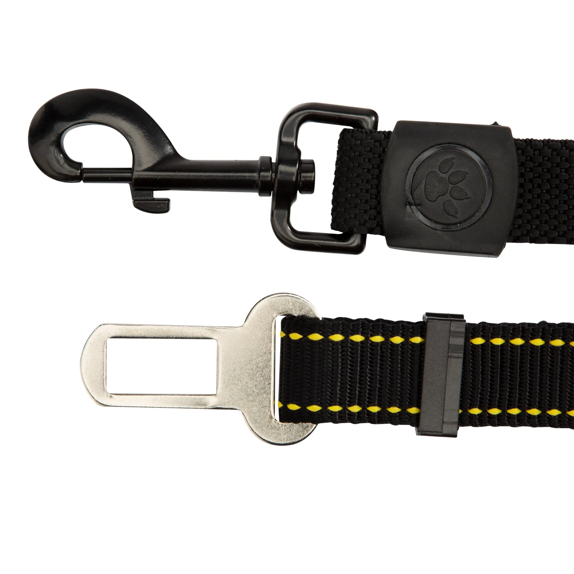 Schwarzer Hunde-Auto-Sicherheitsgurt mit Karabinerhaken, Gurtschlossadapter und gelben Nähten auf weißem Hintergrund