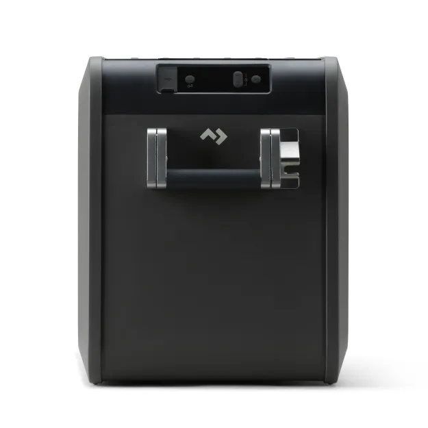 Schwarze tragbare Kühlbox CFX5 25 mit Frontgriff, silbernen Verschlüssen und Bedienfeld an der Oberseite