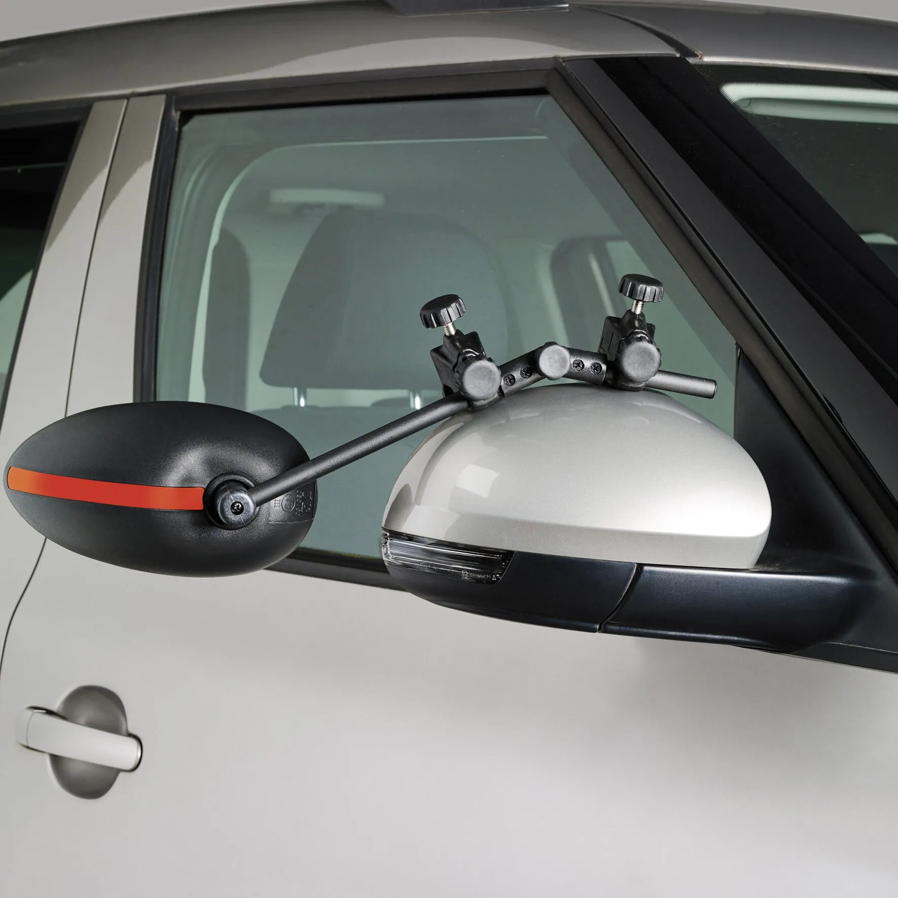 Caravanspiegel Speed Fix Mirror, schwarz, an einem silbernen Autospiegel befestigt, mit verstellbarer Halterung und Zusatzspiegel