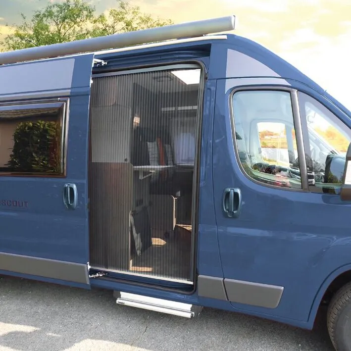 Blaue Fiat-Ducato-Van-Seitenansicht mit geöffneter Schiebetür und sichtbarer schwarzer REMIcare-Insektenschutztür