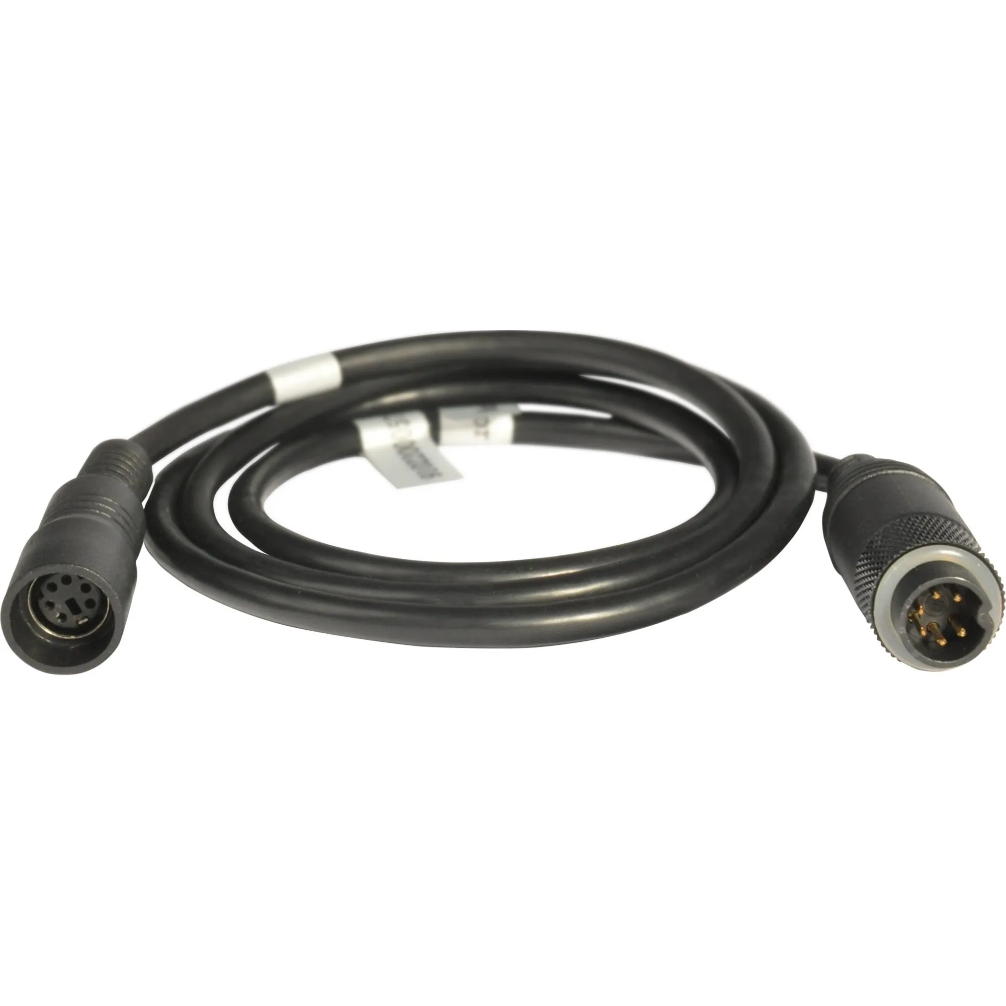 Schwarzes Adapterkabel für Dometic-Rückfahrvideosysteme, aufgewickelt mit neuem Stecker und alter Buchse