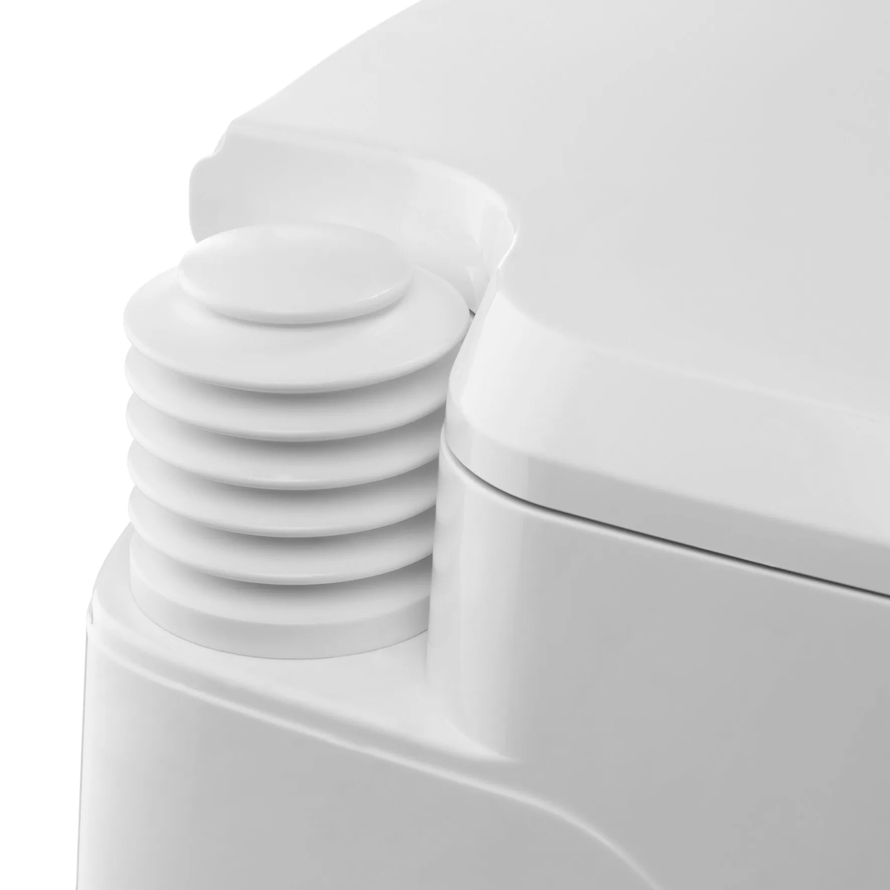 Detailaufnahme einer weißen Campingtoilette Porta Potti Serie 100 mit geschlossenem Deckel und sichtbarer Handpumpe