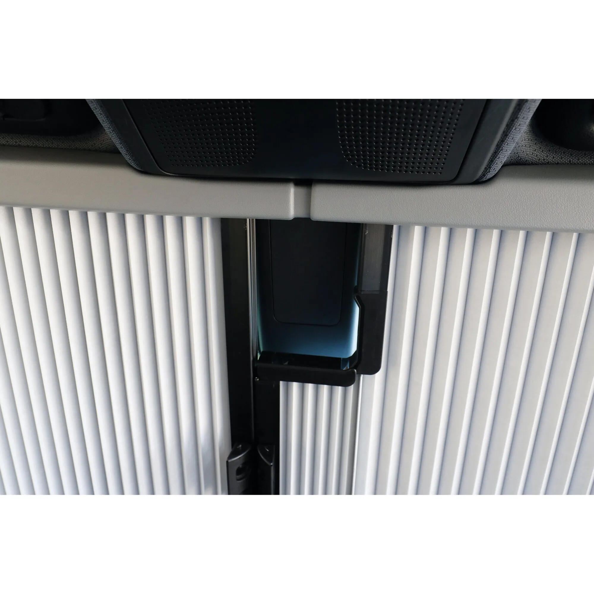 REMIfront III/IV Frontverdunkelung mit weißen Faltplissees und Aussparung für das zentrale Sensorgehäuse im Mercedes Sprinter