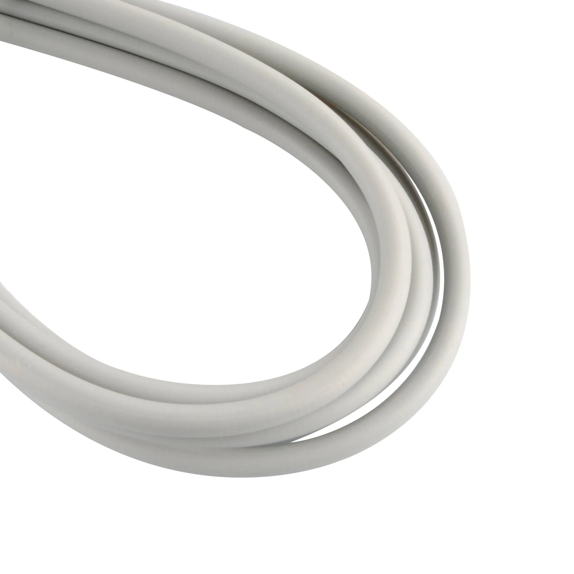 Graue Spannfix-Gardinenspirale mit mehreren eng gewundenen Schlaufen, als Detailaufnahme auf weißem Hintergrund
