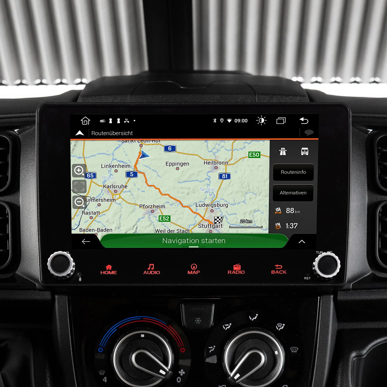 ESX Vision VNC940 DBJ 4G Navigationssystem im Fahrzeug mit Touchscreen, Routenkarte und Bedienknöpfen